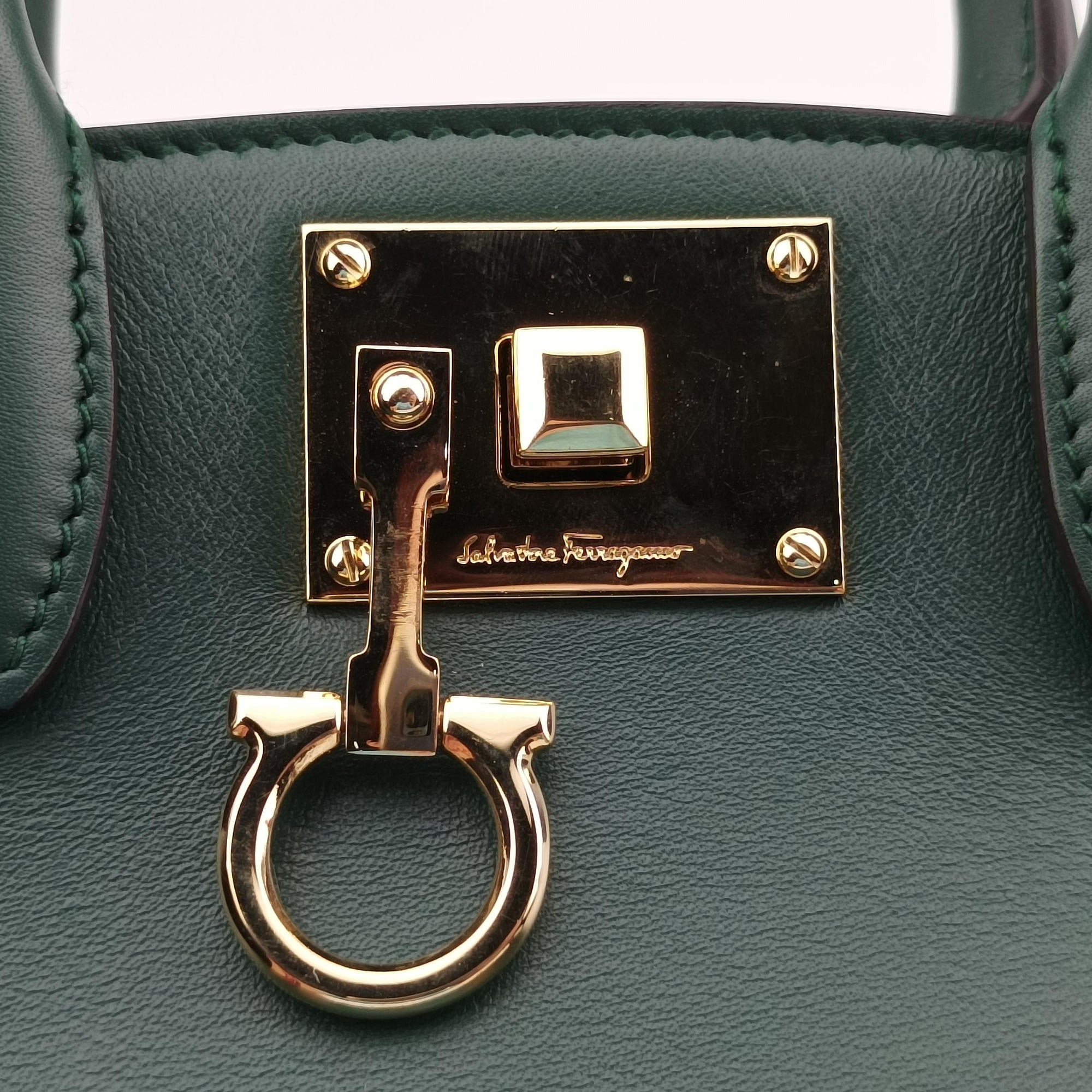 Pre-owned Ferragamo Studio Green Calfskin  shoulderbag | stylenewstar