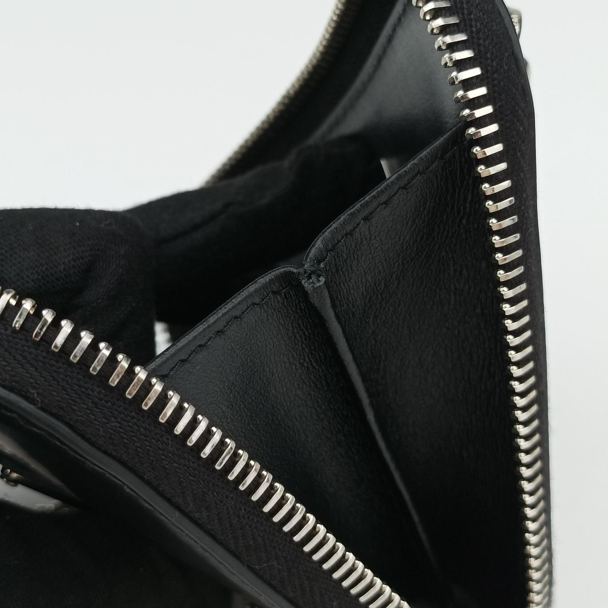 Vintage Prada Triangle Chain Pouch Black Leather  shoulderbag | stylenewstar