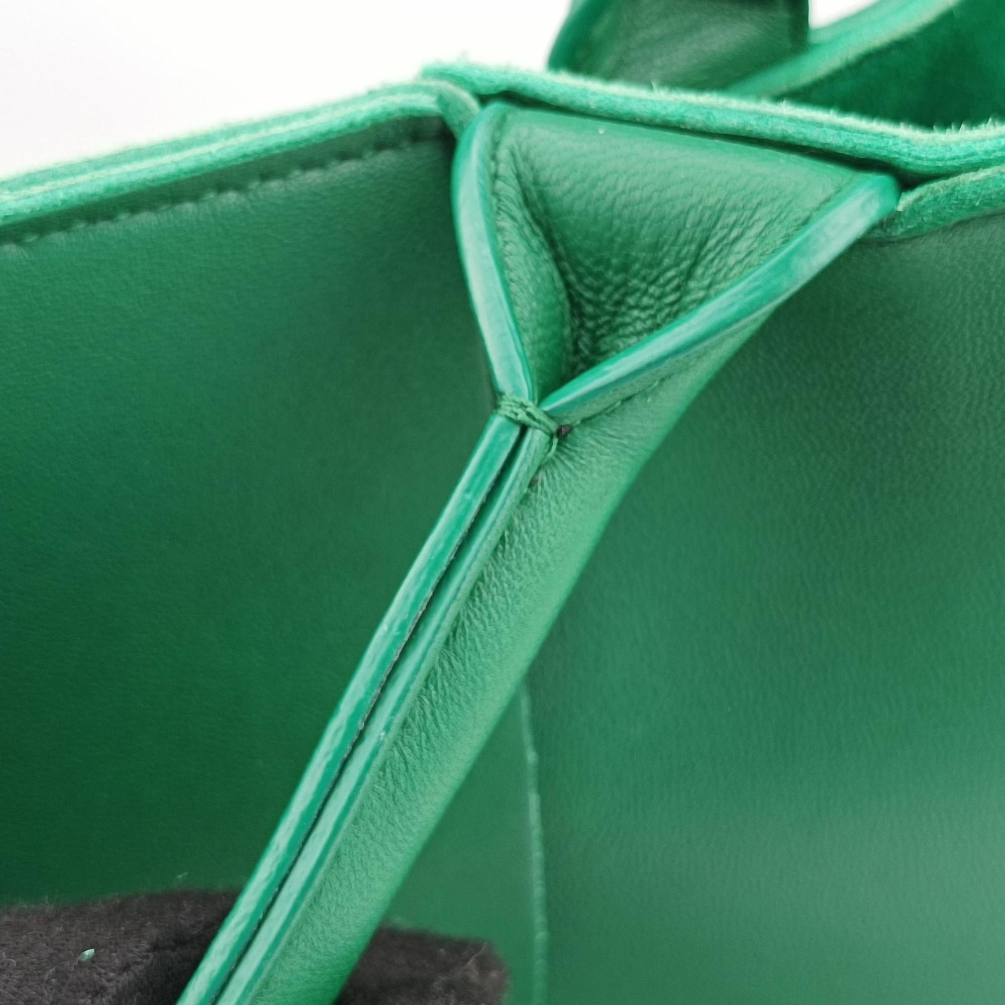 Pre-owned Bottega Veneta THE ARCO Tote Medium Green lambskin  handbag | stylenewstar