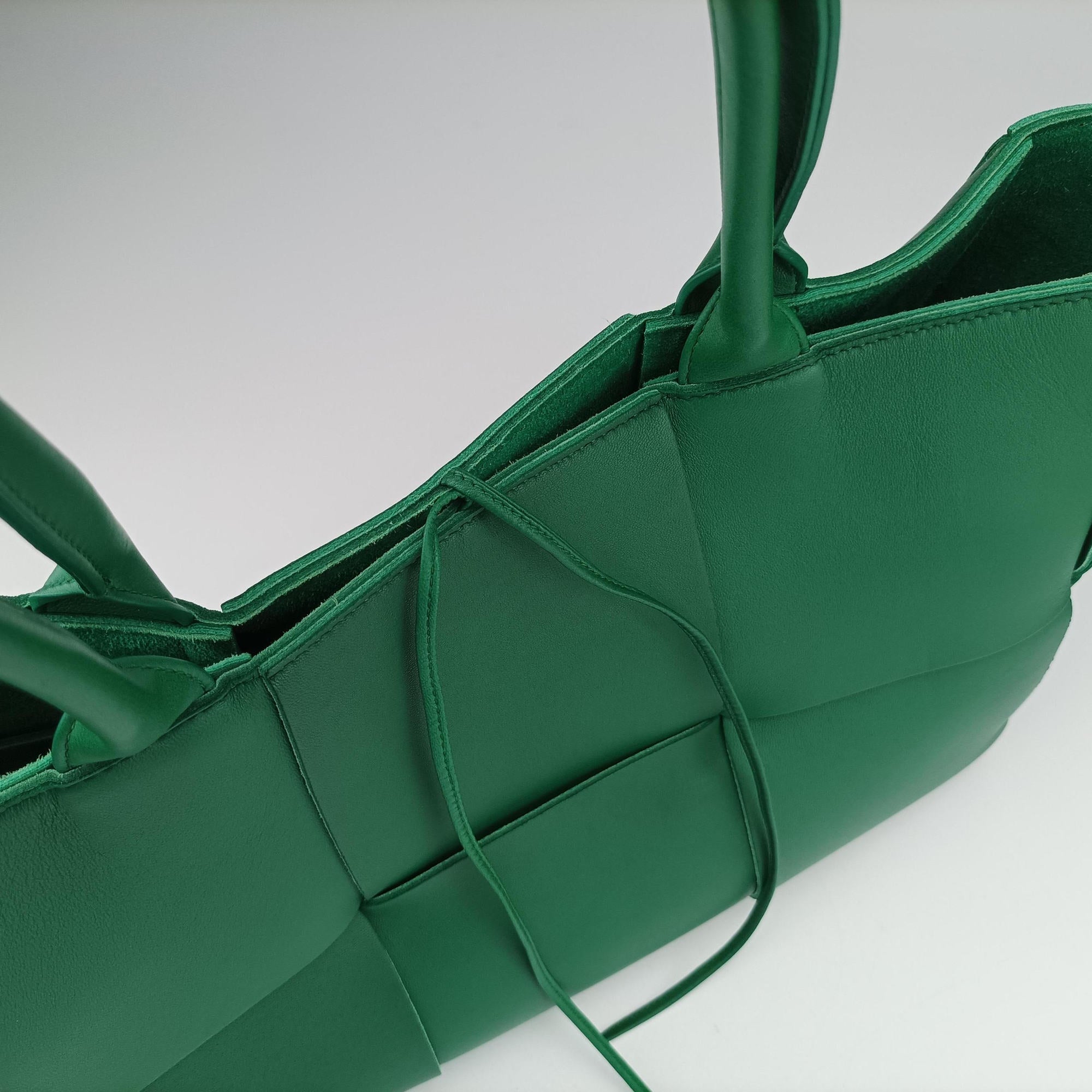 Pre-owned Bottega Veneta THE ARCO Tote Medium Green lambskin  handbag | stylenewstar
