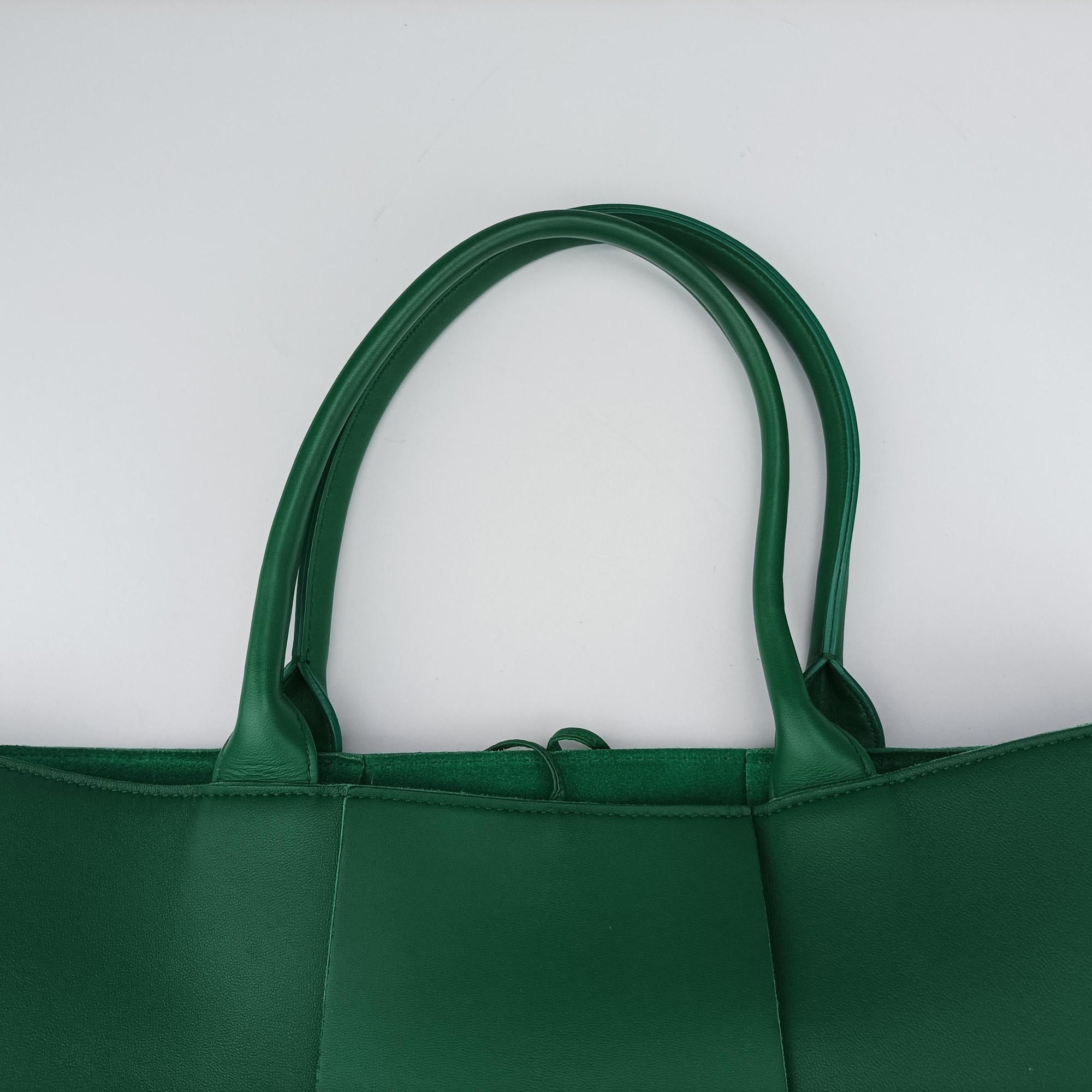 Pre-owned Bottega Veneta THE ARCO Tote Medium Green lambskin  handbag | stylenewstar