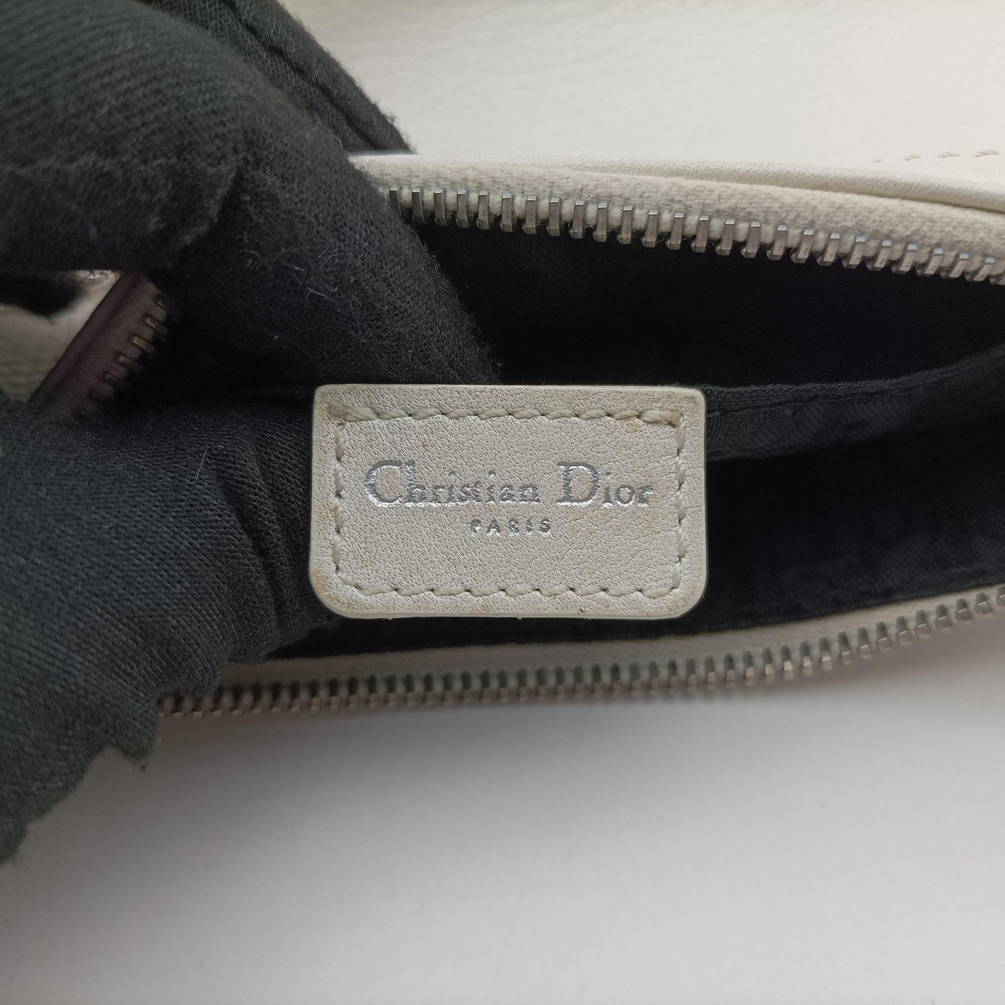 Pre-owned Christian Dior D Pendant White Leather  shoulderbag | stylenewstar