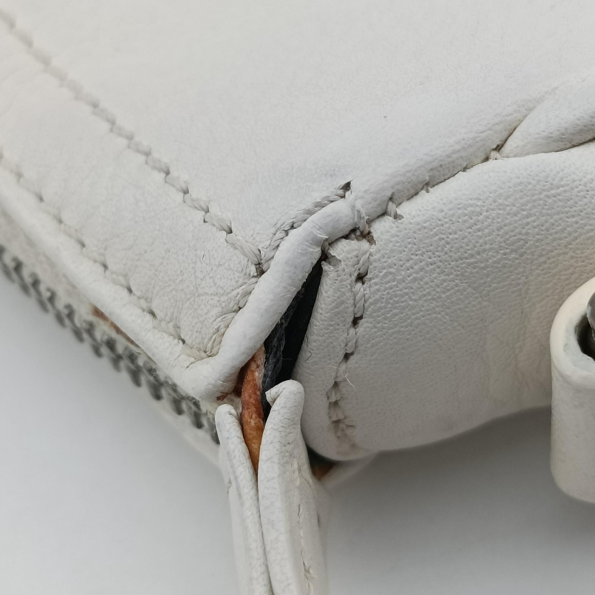 Pre-owned Christian Dior D Pendant White Leather  shoulderbag | stylenewstar
