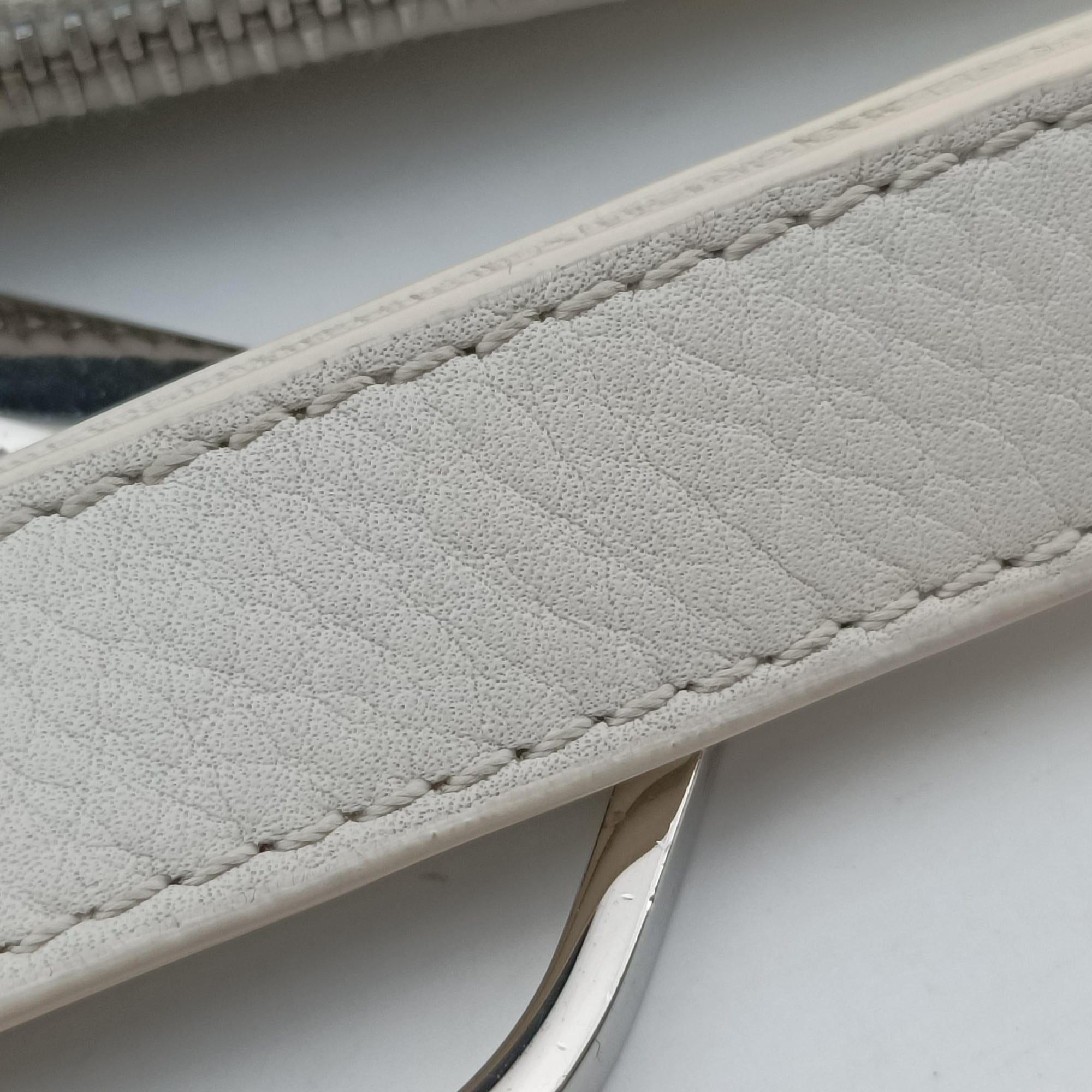 Pre-owned Christian Dior D Pendant White Leather  shoulderbag | stylenewstar