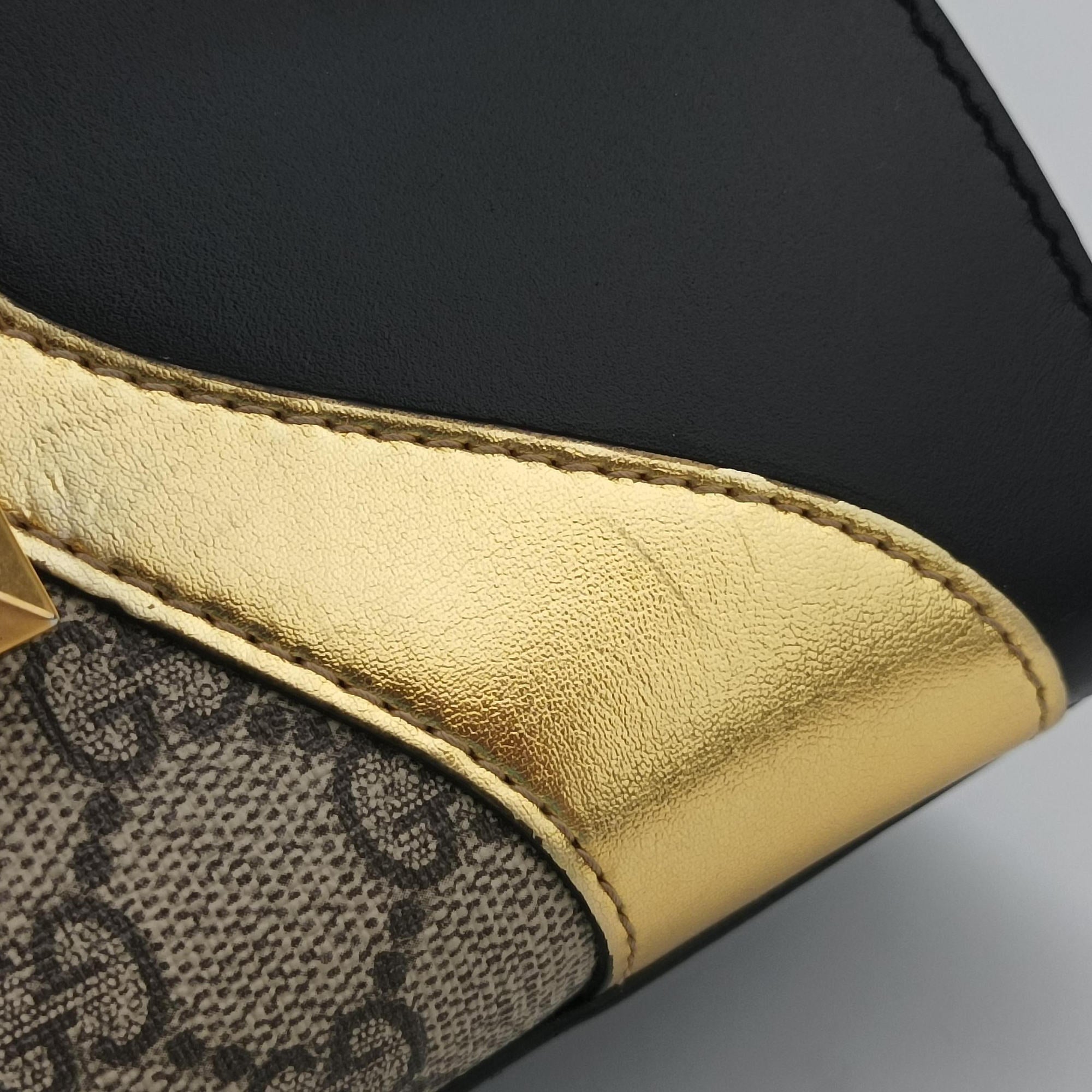 Pre-owned Gucci Osiride GG Supreme Beige × Gold × Black PVC coated canvas×Leather 497996 shoulderbag | stylenewstar