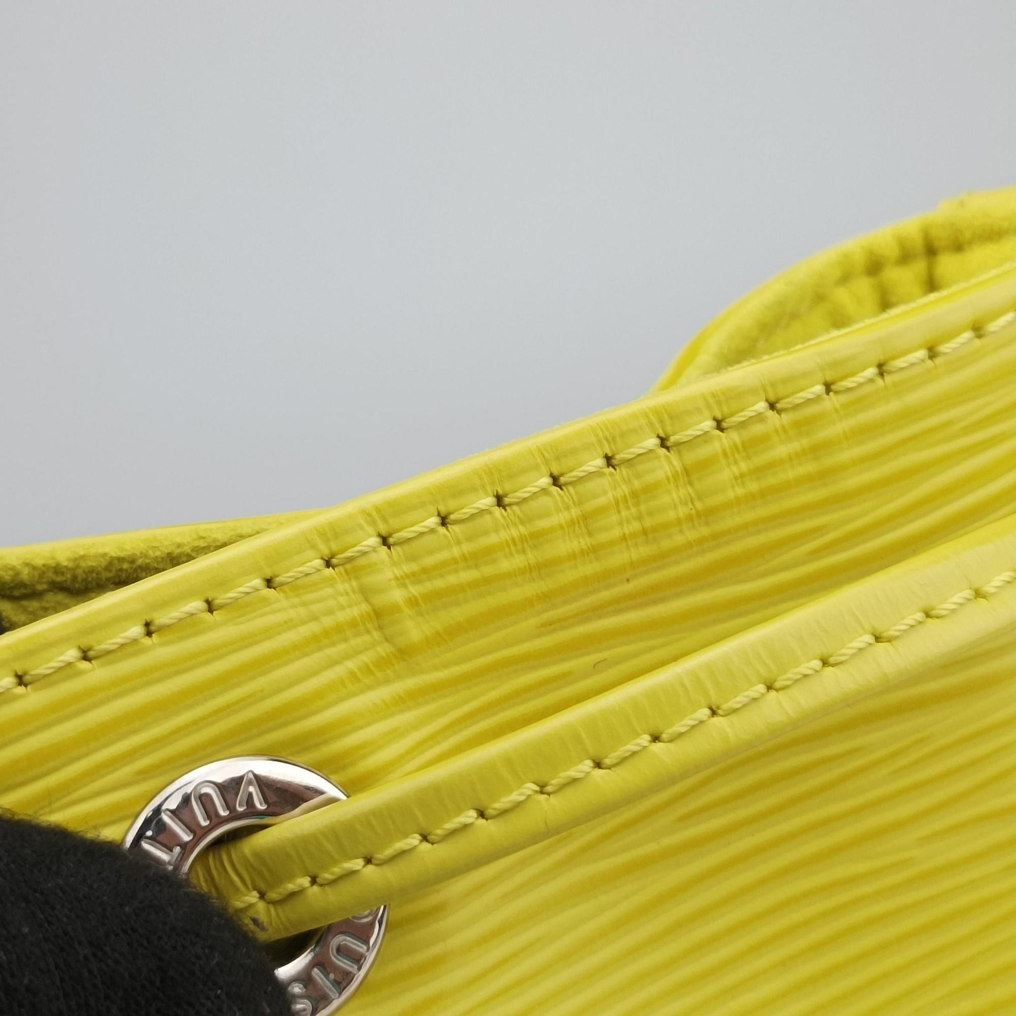 Pre-owned Louis Vuitton Petit Noe Pistache Epi M40842 shoulderbag | stylenewstar