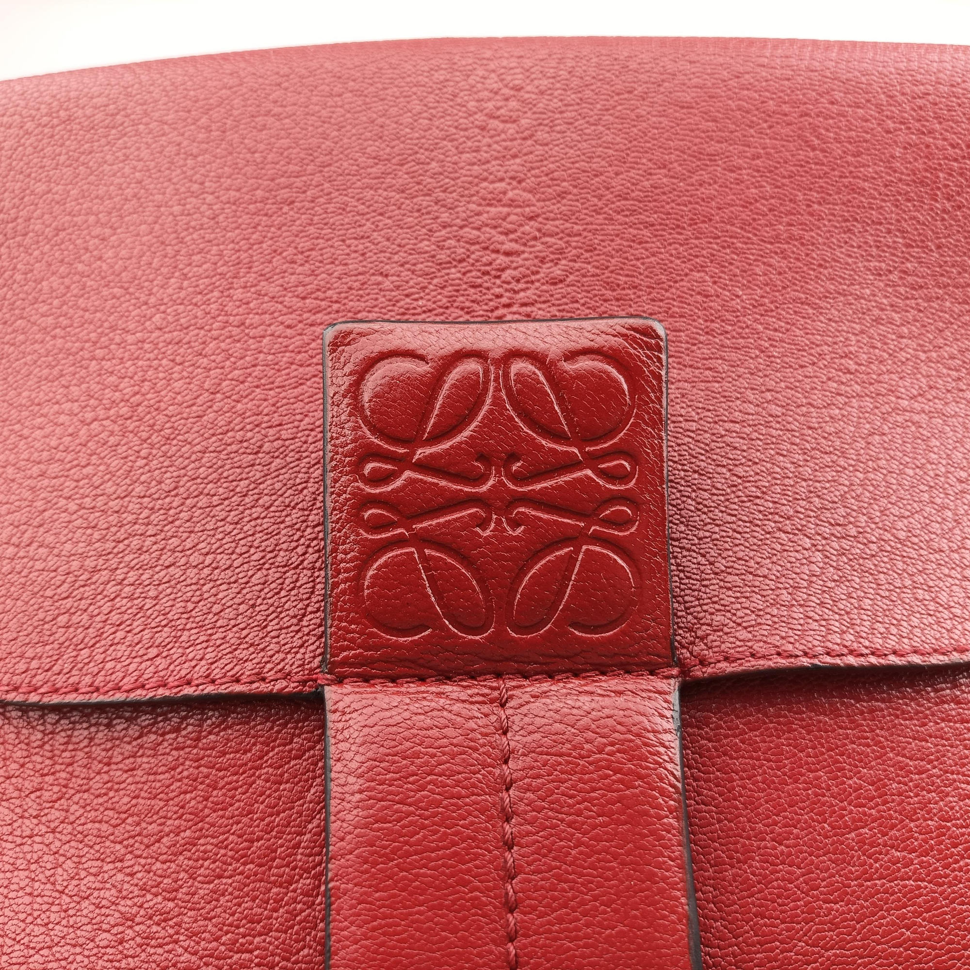 Pre-owned Loewe Avenue Red Leather  shoulderbag | stylenewstar