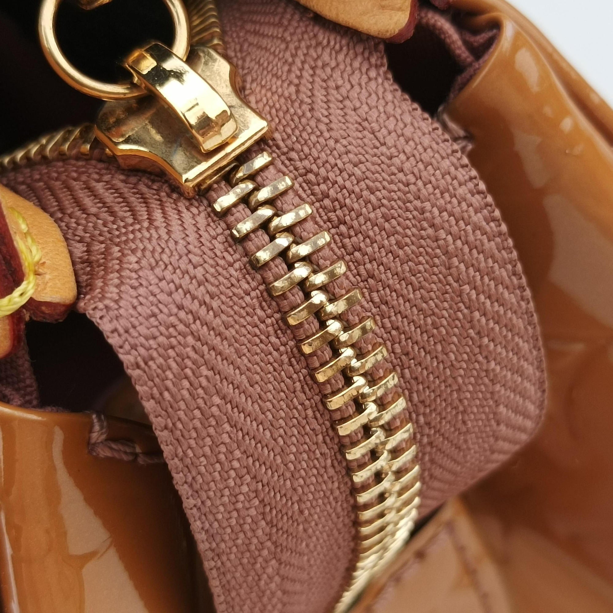 Pre-owned Louis Vuitton Brea MM Beige Poodle Vernis M91755 shoulderbag | stylenewstar