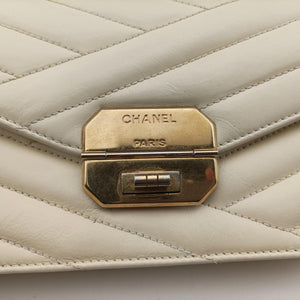 Vintage Chanel Mademoiselle 2.55 Gabrielle Flap Chevron White lambskin A66839 shoulderbag | stylenewstar