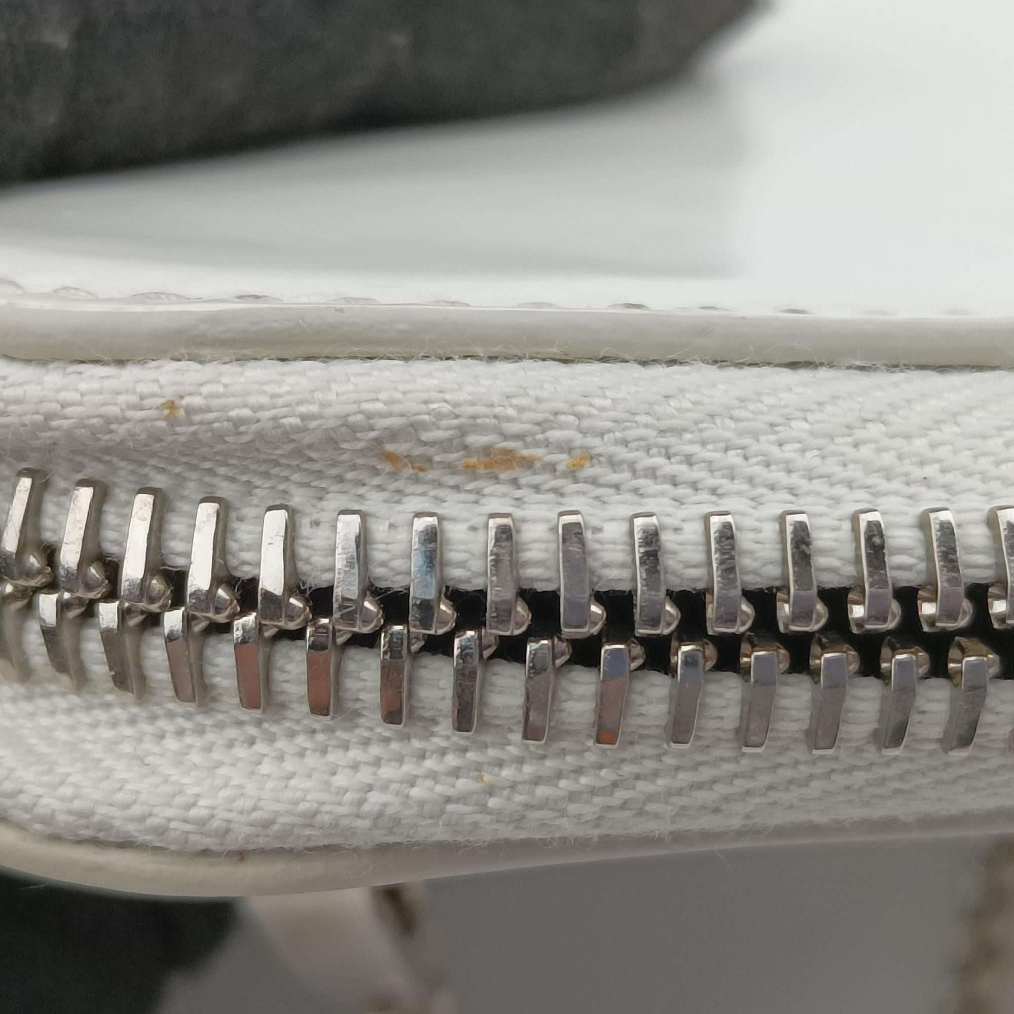 Pre-owned Prada Triangle Chain Pouch White Leather  shoulderbag | stylenewstar