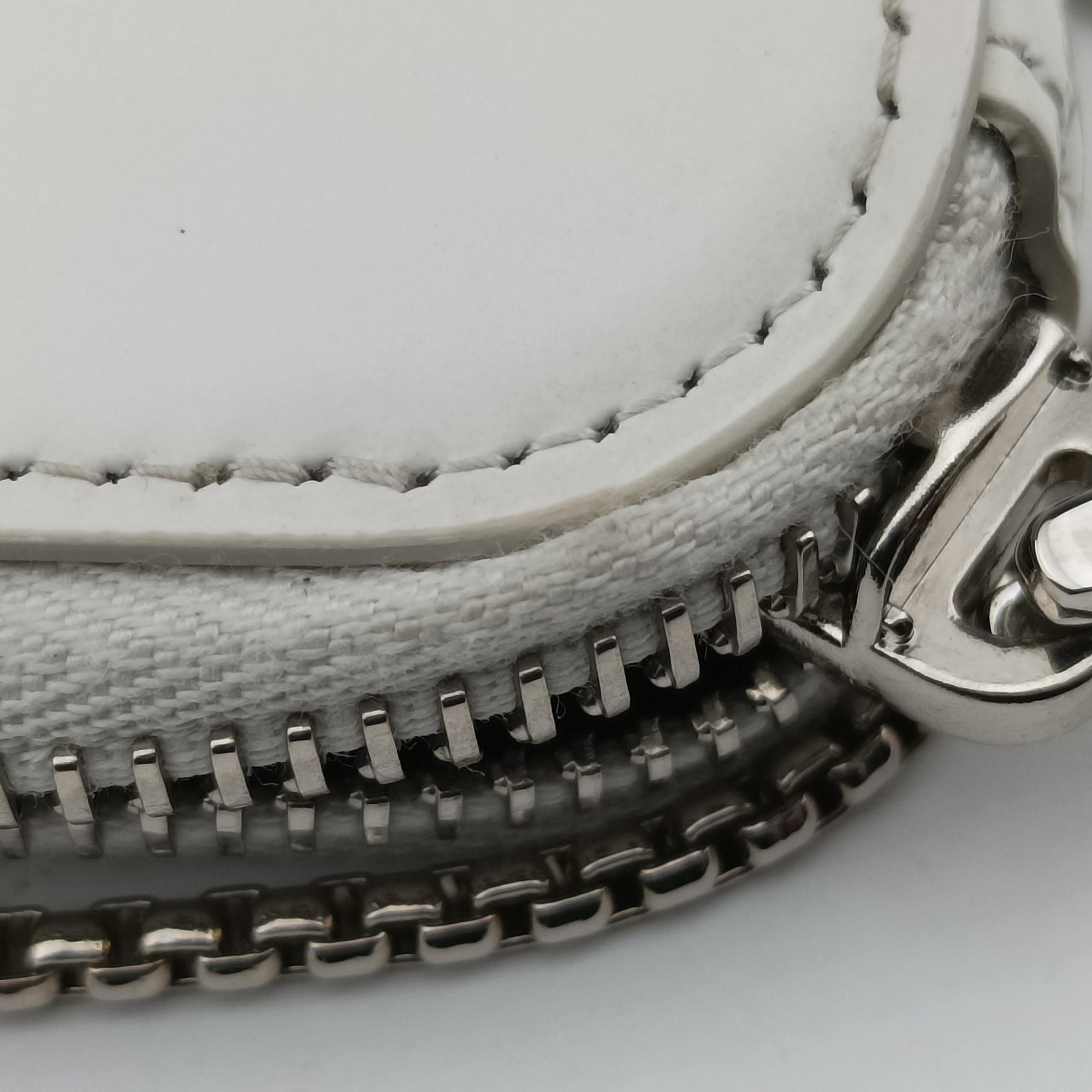 Pre-owned Prada Triangle Chain Pouch White Leather  shoulderbag | stylenewstar