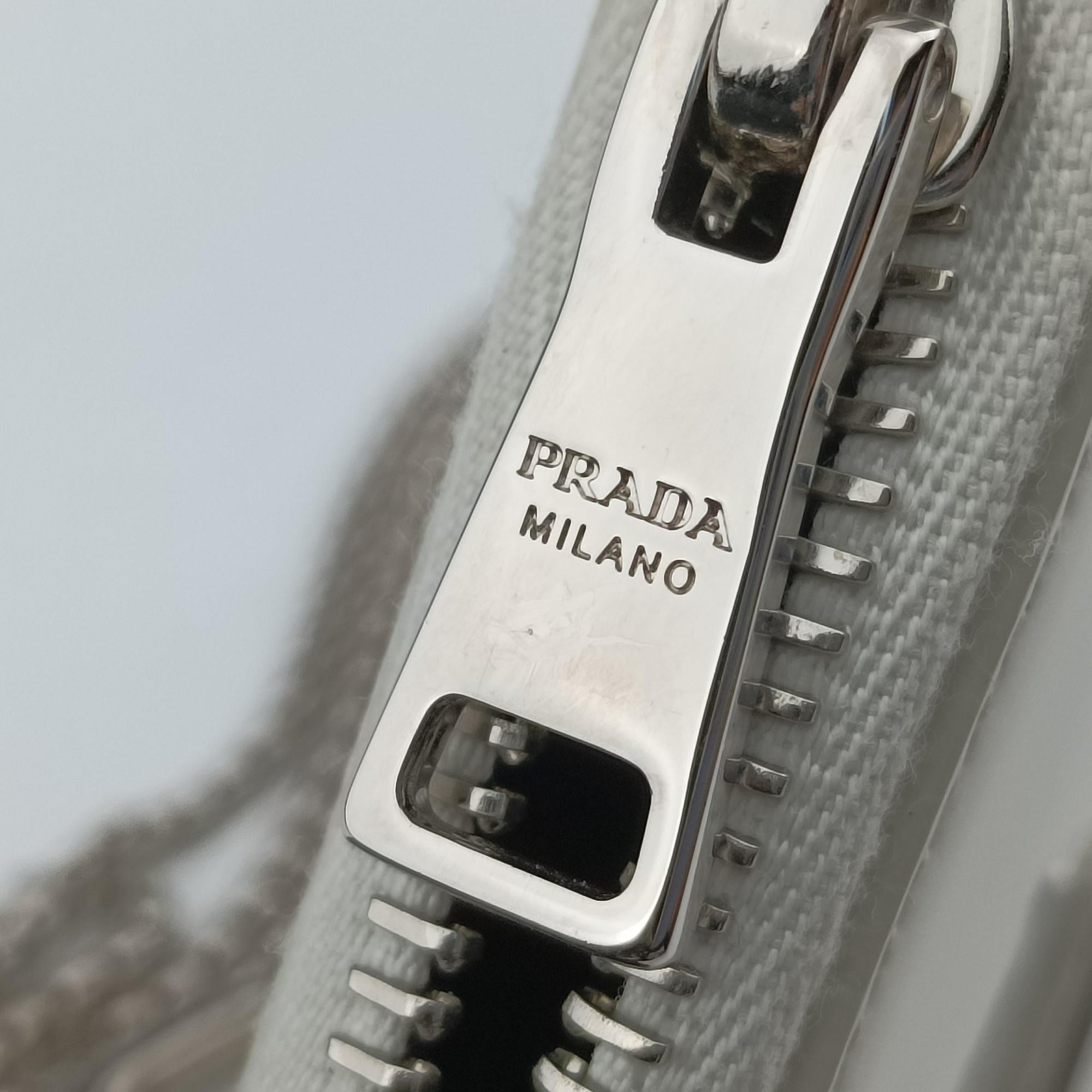 Pre-owned Prada Triangle Chain Pouch White Leather  shoulderbag | stylenewstar