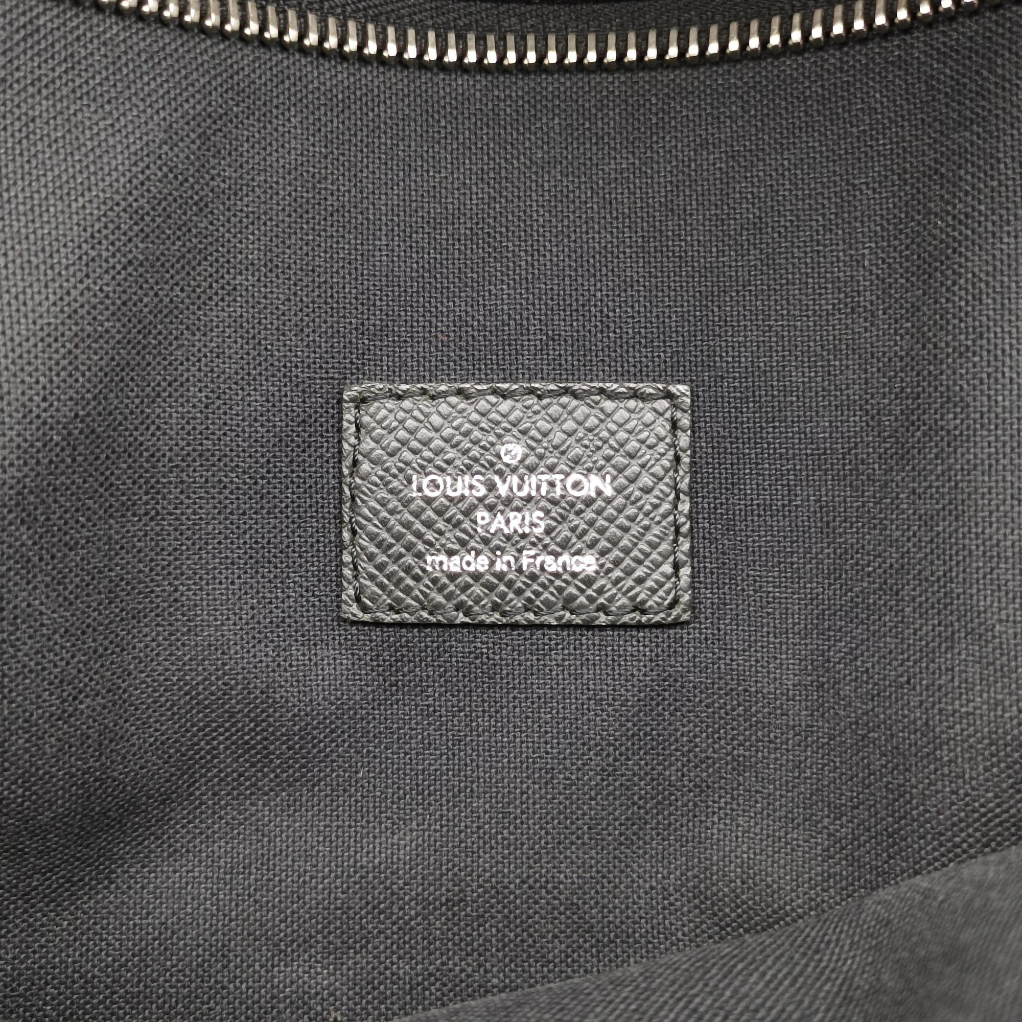 Pre-owned Louis Vuitton SASHA Grey TAIGA M32630 shoulderbag | stylenewstar