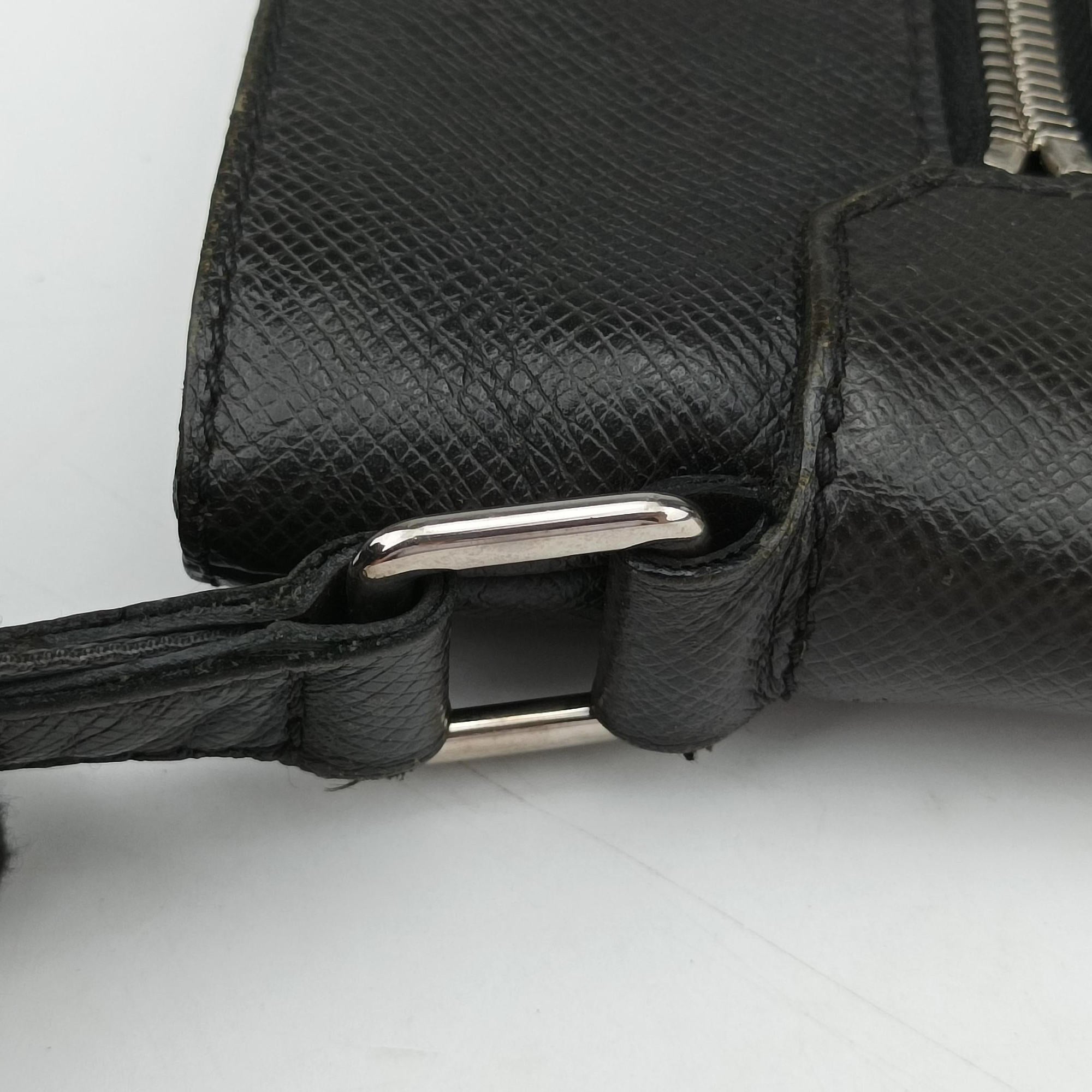 Pre-owned Louis Vuitton SASHA Grey TAIGA M32630 shoulderbag | stylenewstar