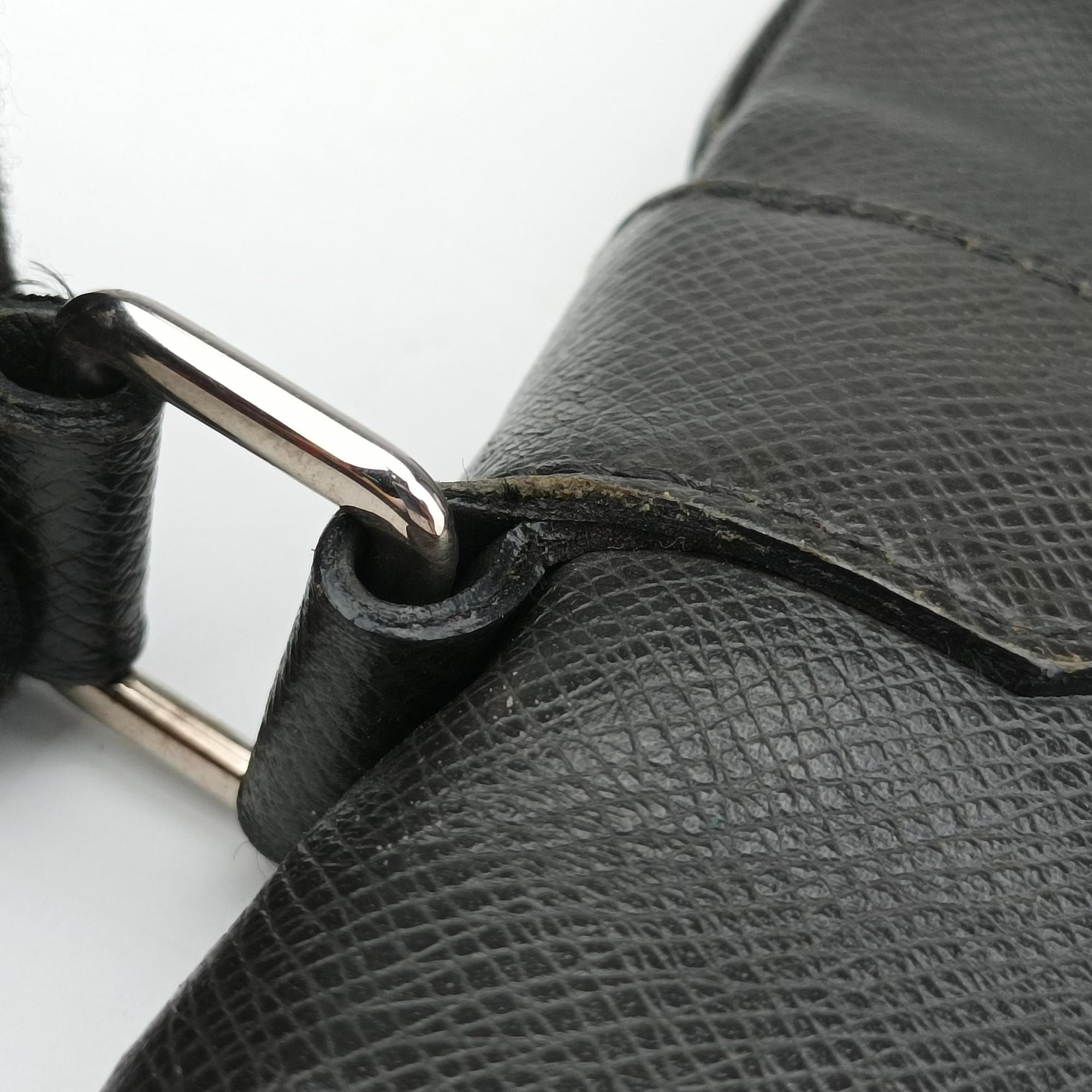 Pre-owned Louis Vuitton SASHA Grey TAIGA M32630 shoulderbag | stylenewstar