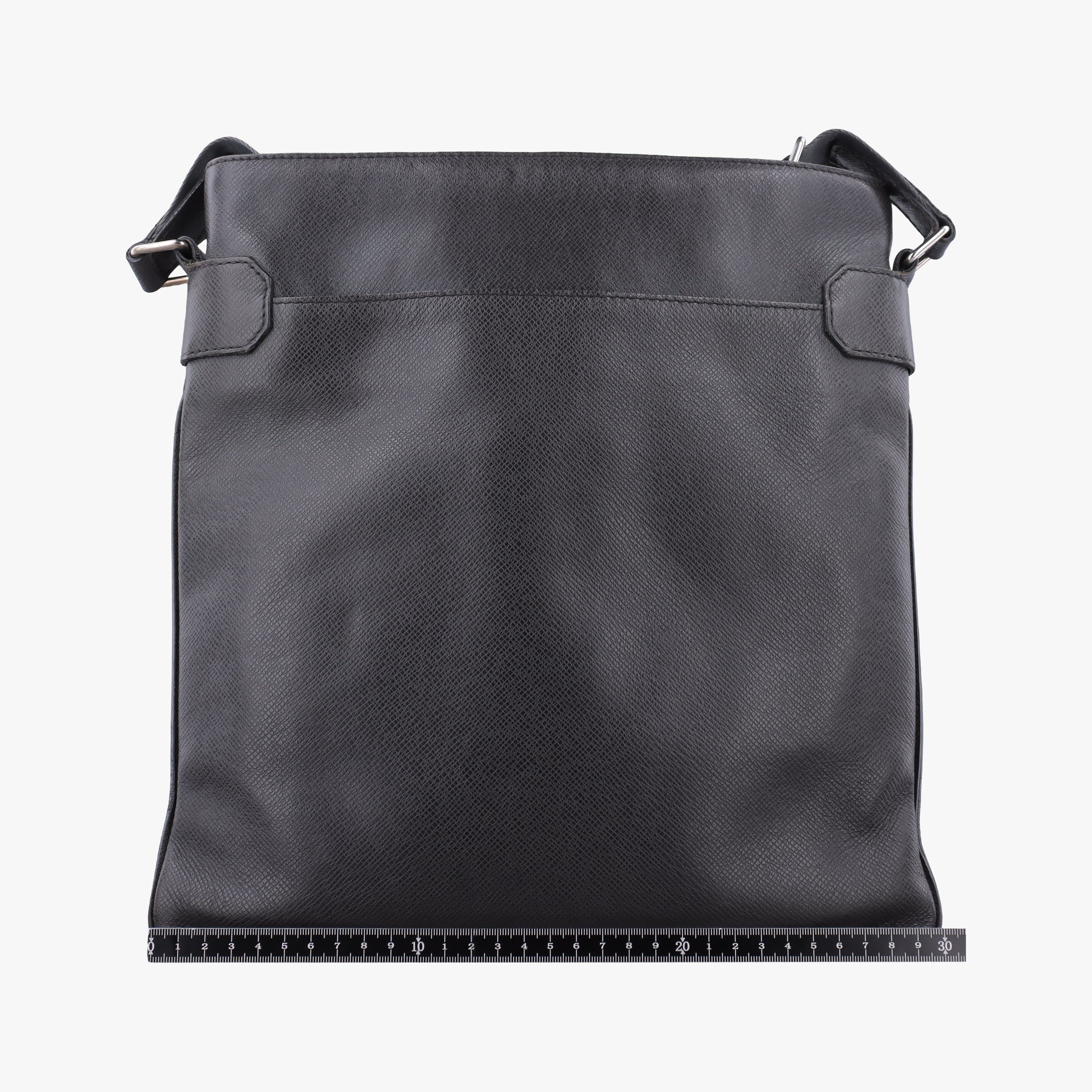 Pre-owned Louis Vuitton SASHA Grey TAIGA M32630 shoulderbag | stylenewstar
