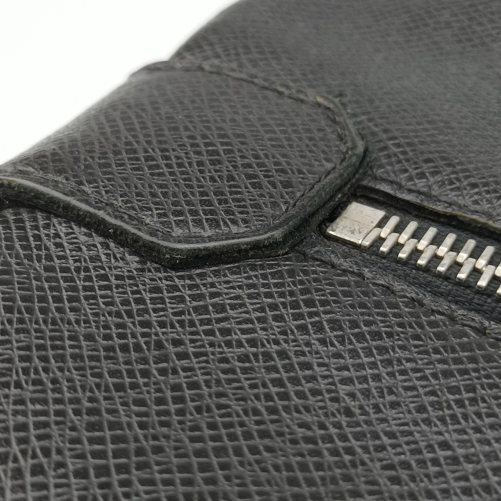 Pre-owned Louis Vuitton SASHA Grey TAIGA M32630 shoulderbag | stylenewstar