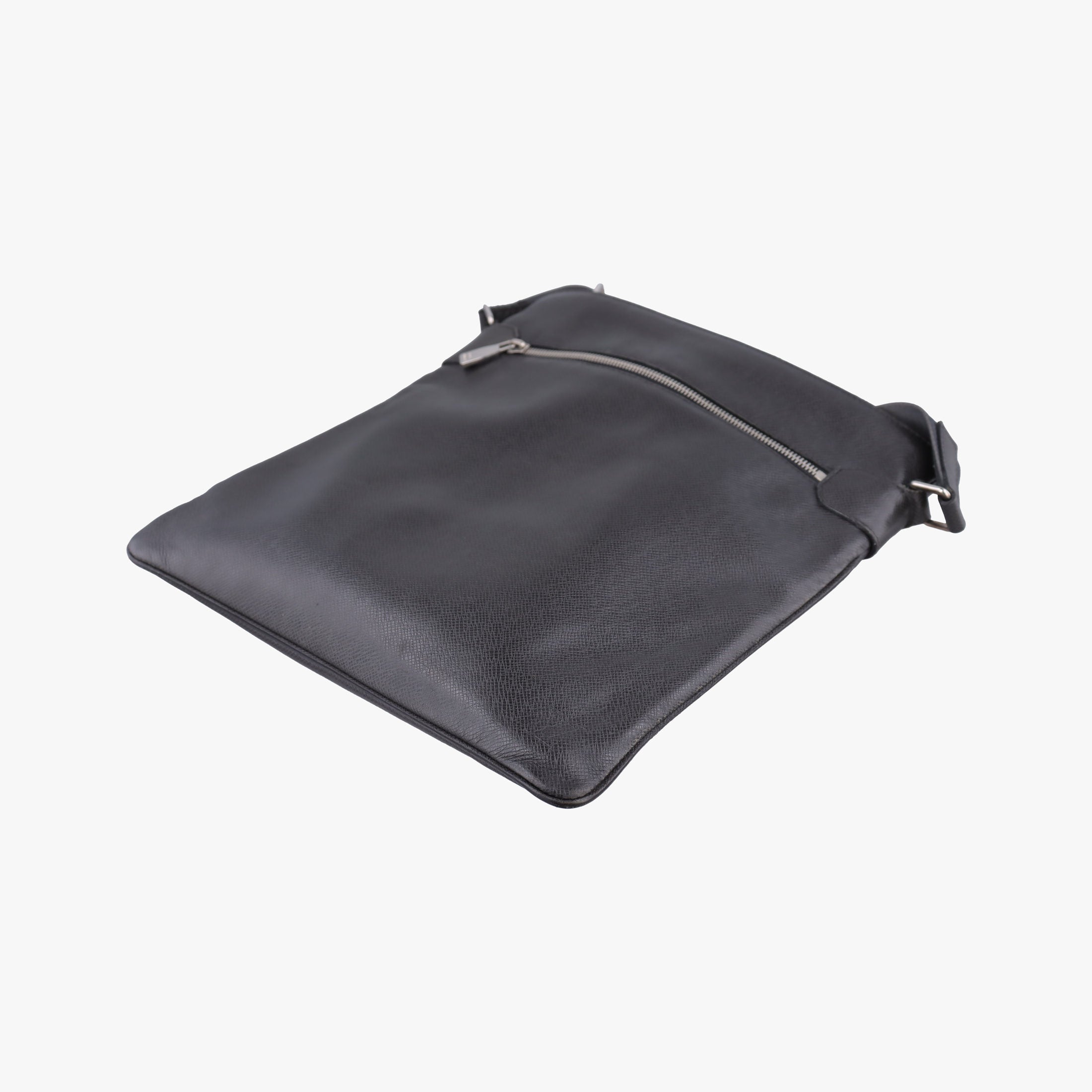 Pre-owned Louis Vuitton SASHA Grey TAIGA M32630 shoulderbag | stylenewstar