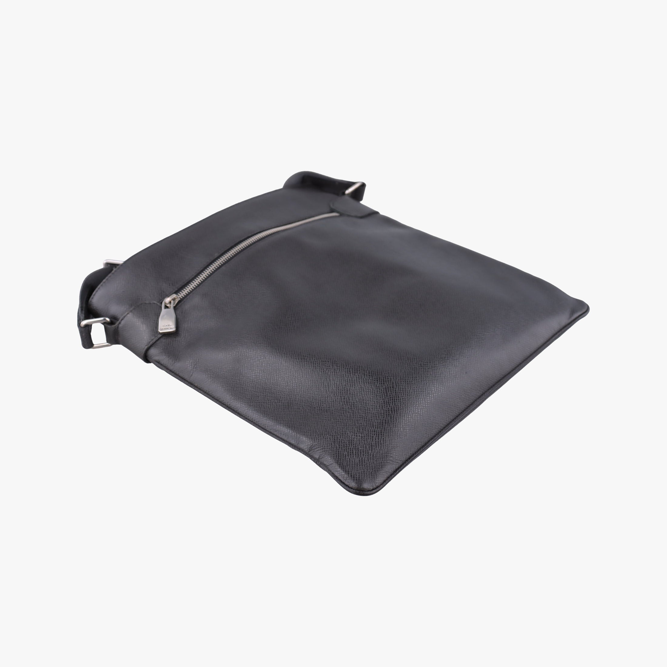 Pre-owned Louis Vuitton SASHA Grey TAIGA M32630 shoulderbag | stylenewstar