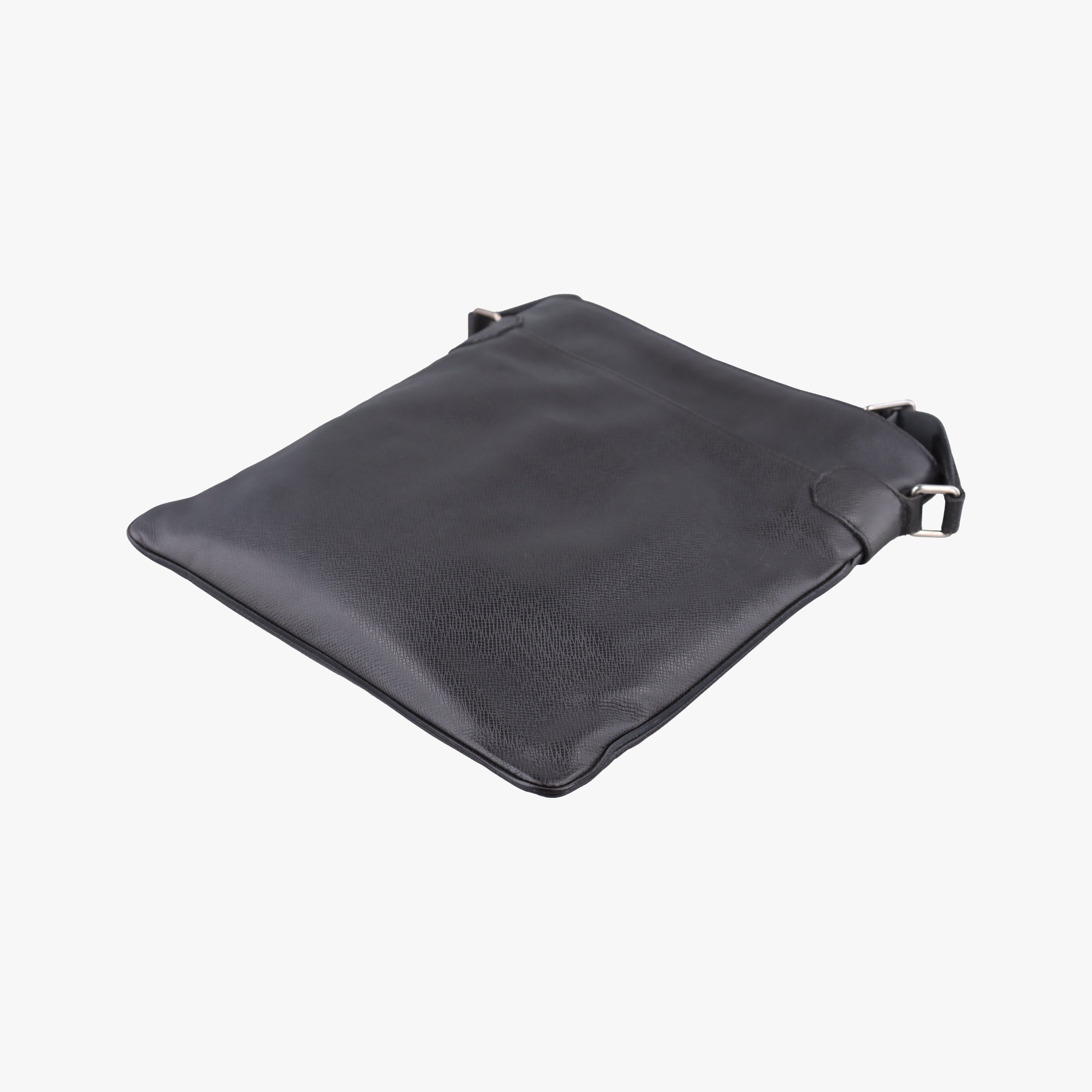 Pre-owned Louis Vuitton SASHA Grey TAIGA M32630 shoulderbag | stylenewstar
