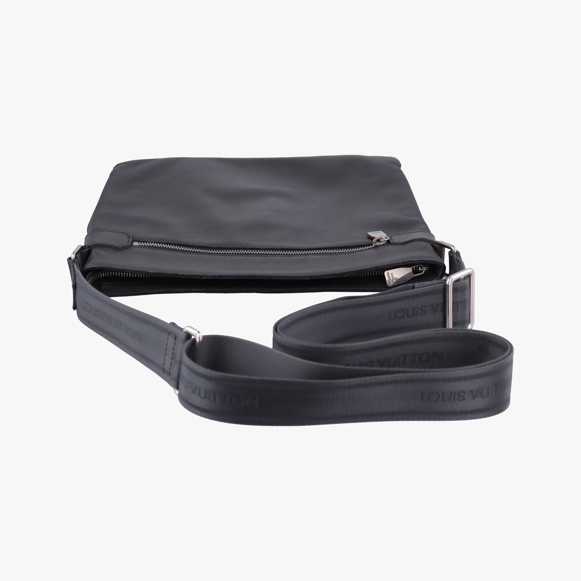 Pre-owned Louis Vuitton SASHA Grey TAIGA M32630 shoulderbag | stylenewstar