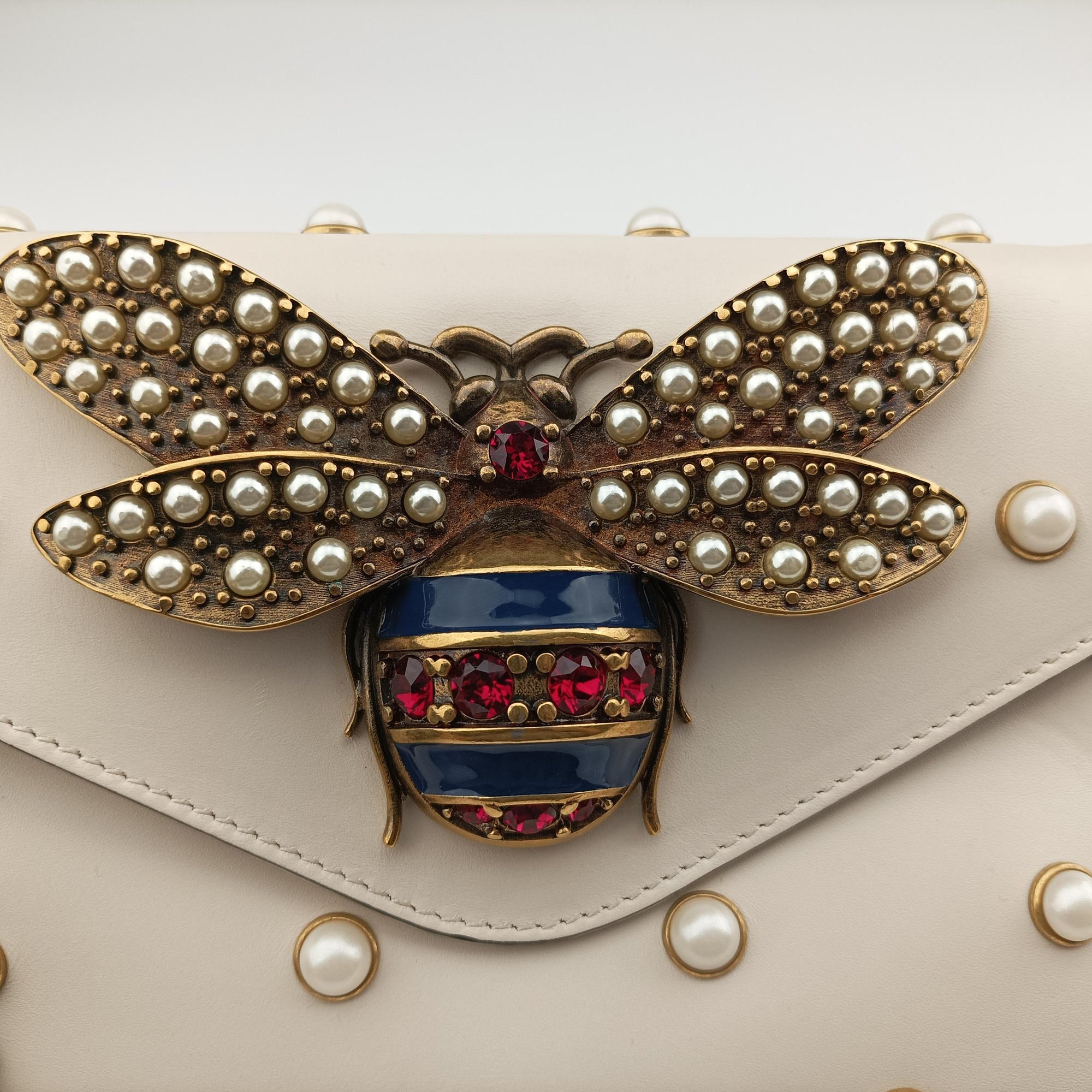 Pre-owned Gucci Broadway Pearl Bee White Leather 453778 shoulderbag | stylenewstar