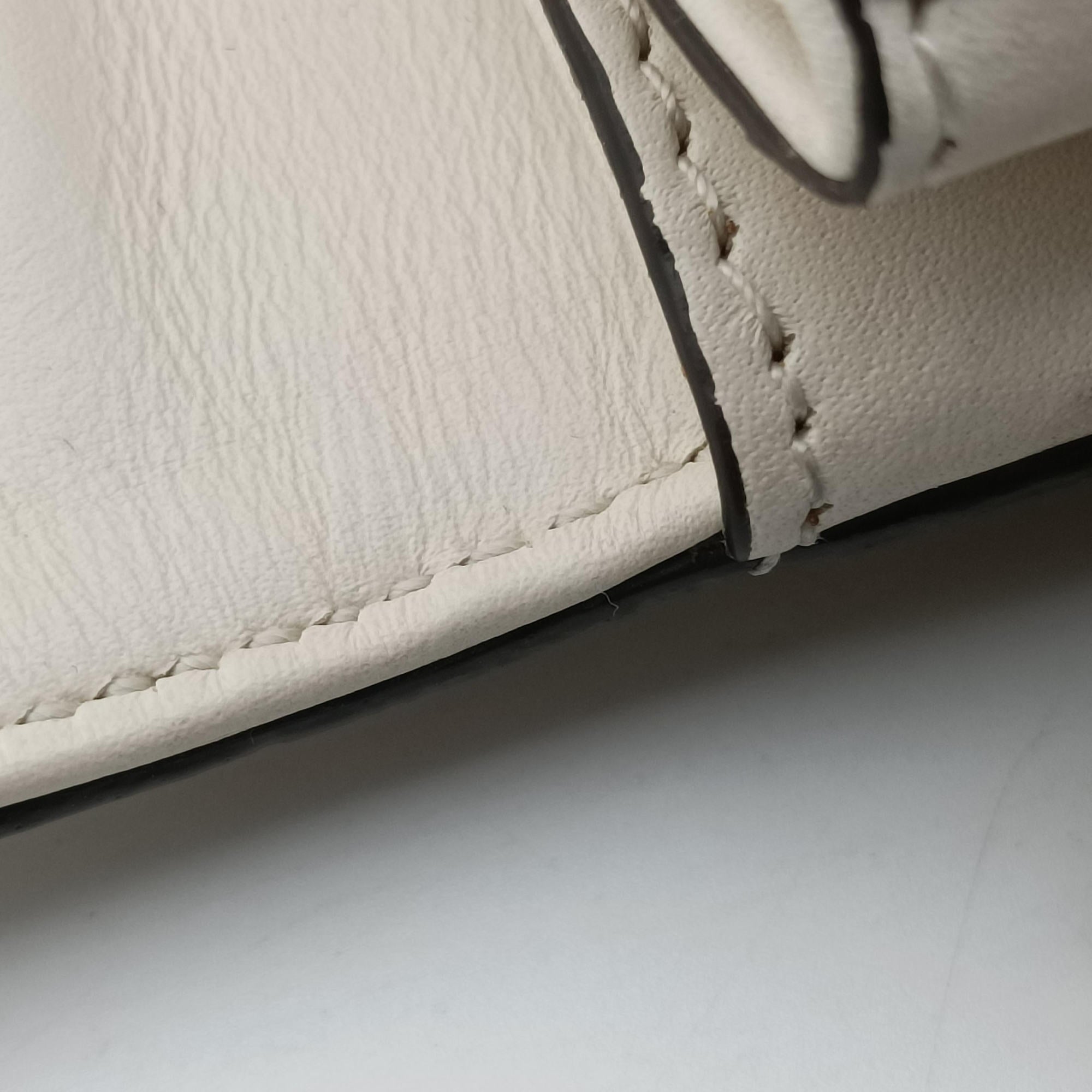 Pre-owned Gucci Broadway Pearl Bee White Leather 453778 shoulderbag | stylenewstar