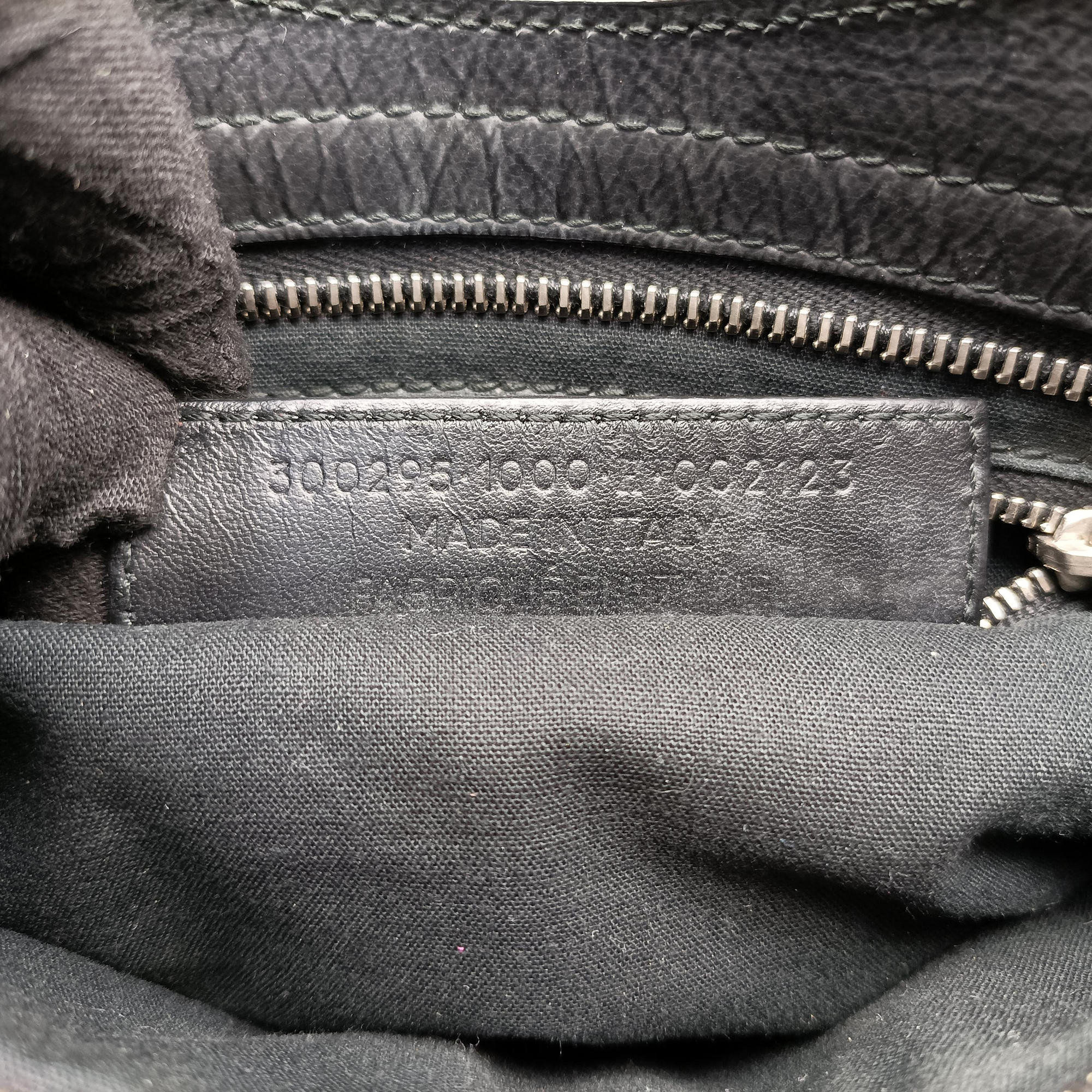 Pre-owned Balenciaga Classic City Mini Black lambskin  shoulderbag | stylenewstar