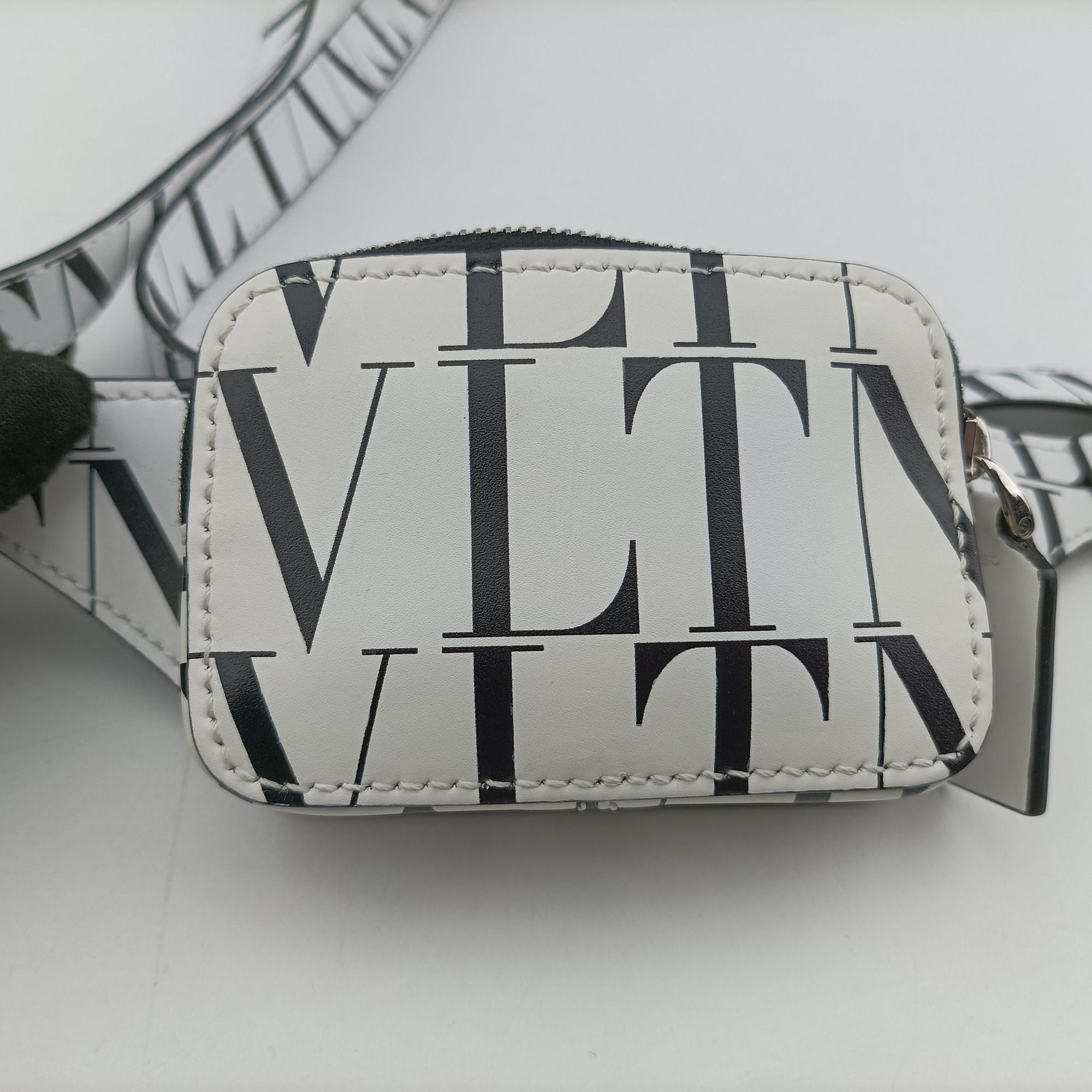 Secondhand Valentino VLTN Logo White x Black Leather  bum bag/waist bag | stylenewstar