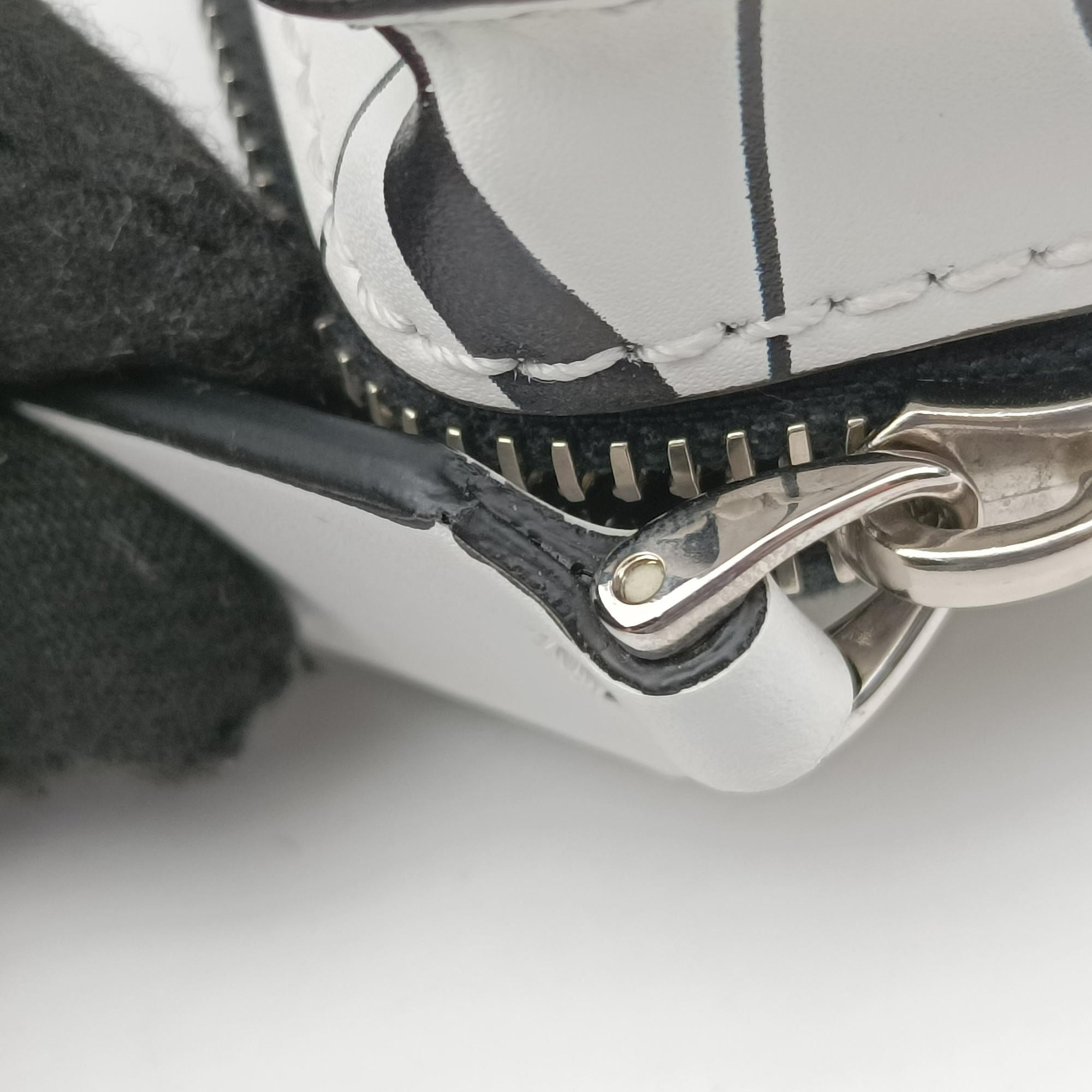 Secondhand Valentino VLTN Logo White x Black Leather  bum bag/waist bag | stylenewstar