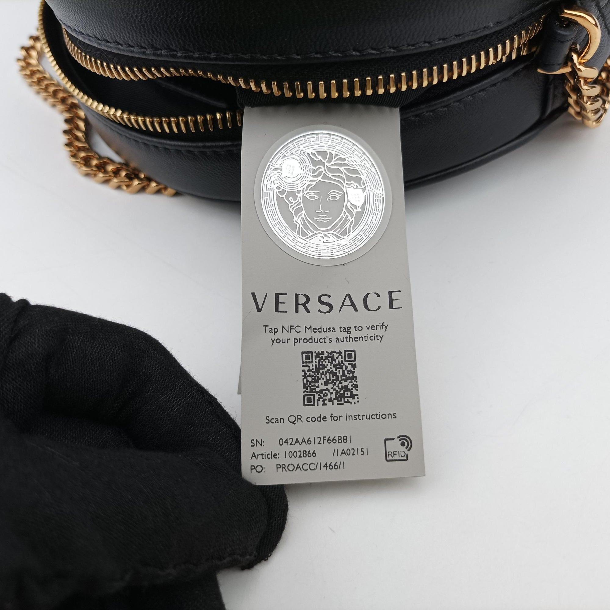 Pre-owned VERSACE Medusa Black Leather  shoulderbag | stylenewstar
