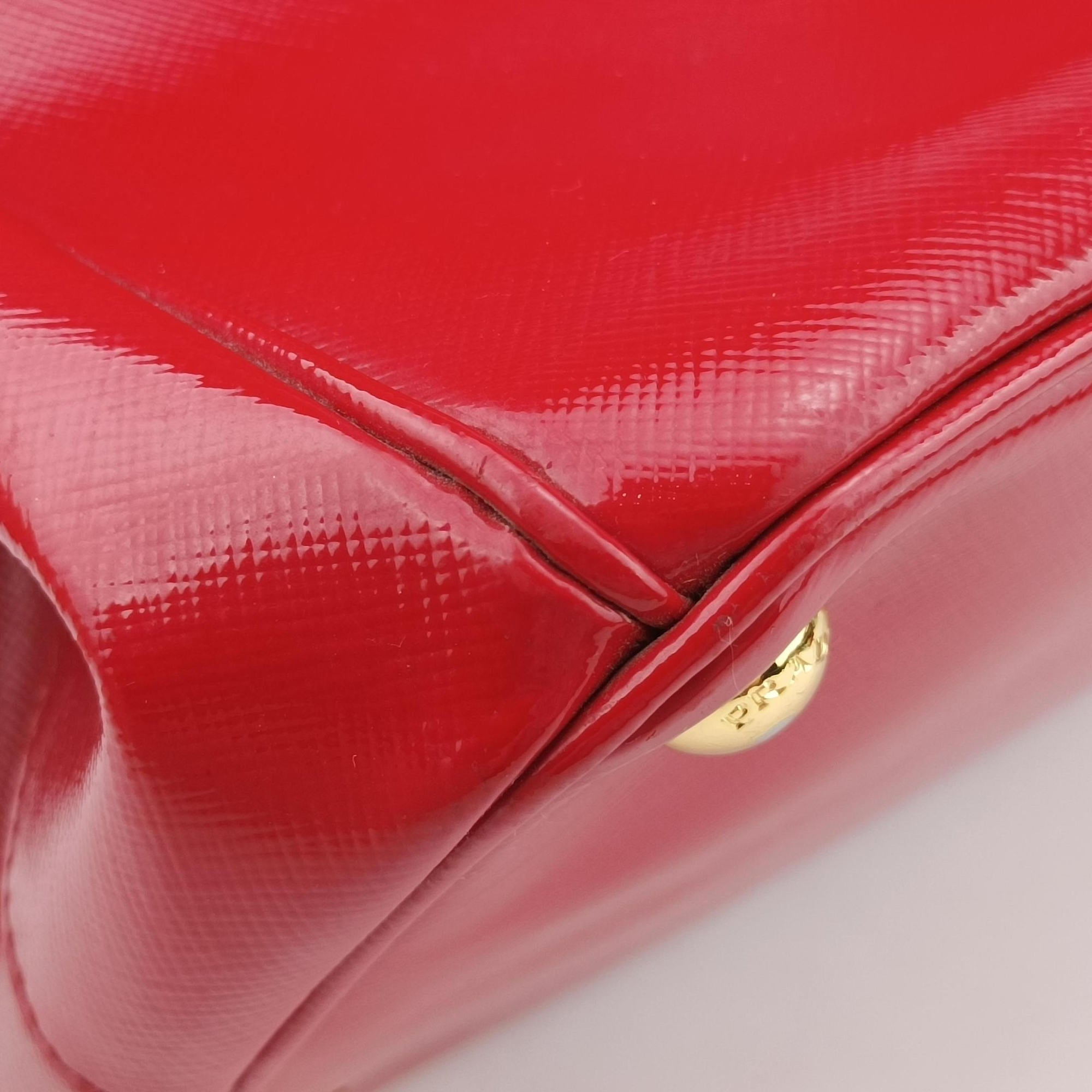 Pre-owned Prada Galleria Red SAFFIANO Patent BN1801 shoulderbag | stylenewstar