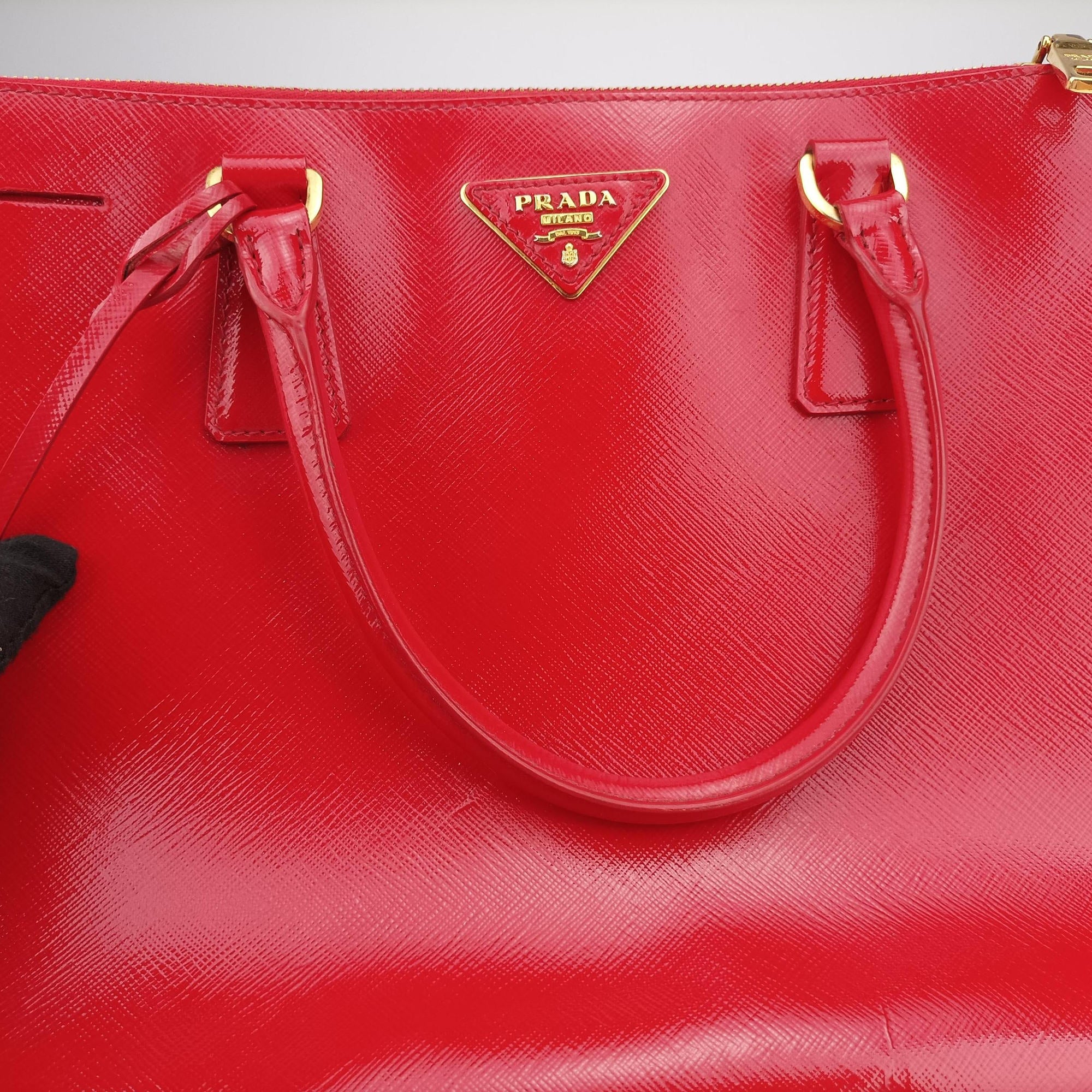 Pre-owned Prada Galleria Red SAFFIANO Patent BN1801 shoulderbag | stylenewstar