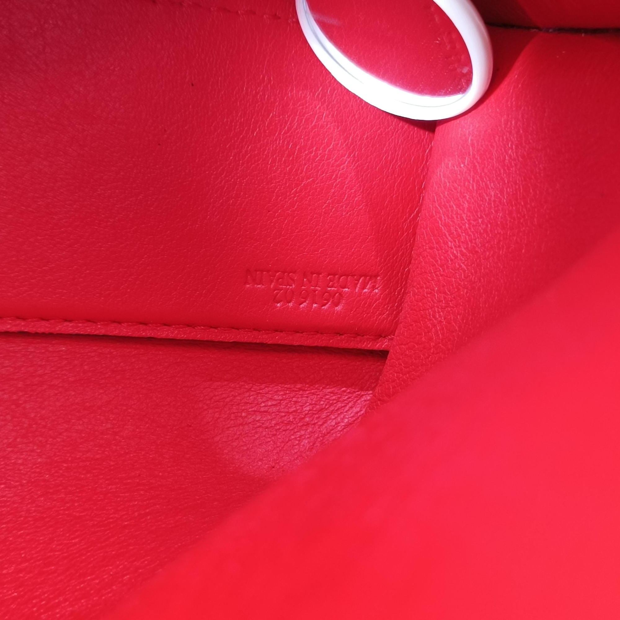 Pre-owned Loewe Avenue Red Leather  shoulderbag | stylenewstar