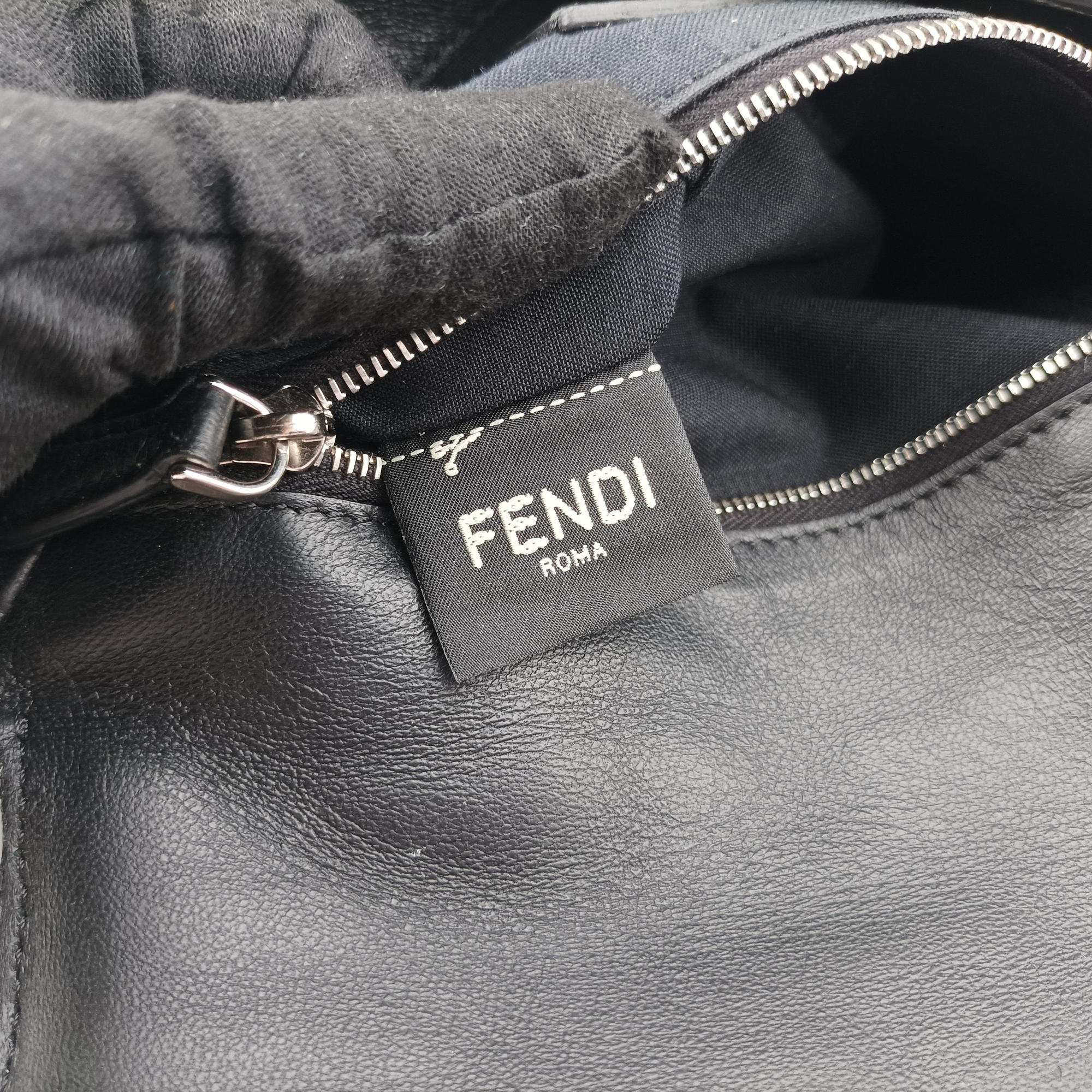 Pre-owned Fendi FF logo Black Leather 7M0299 shoulderbag | stylenewstar