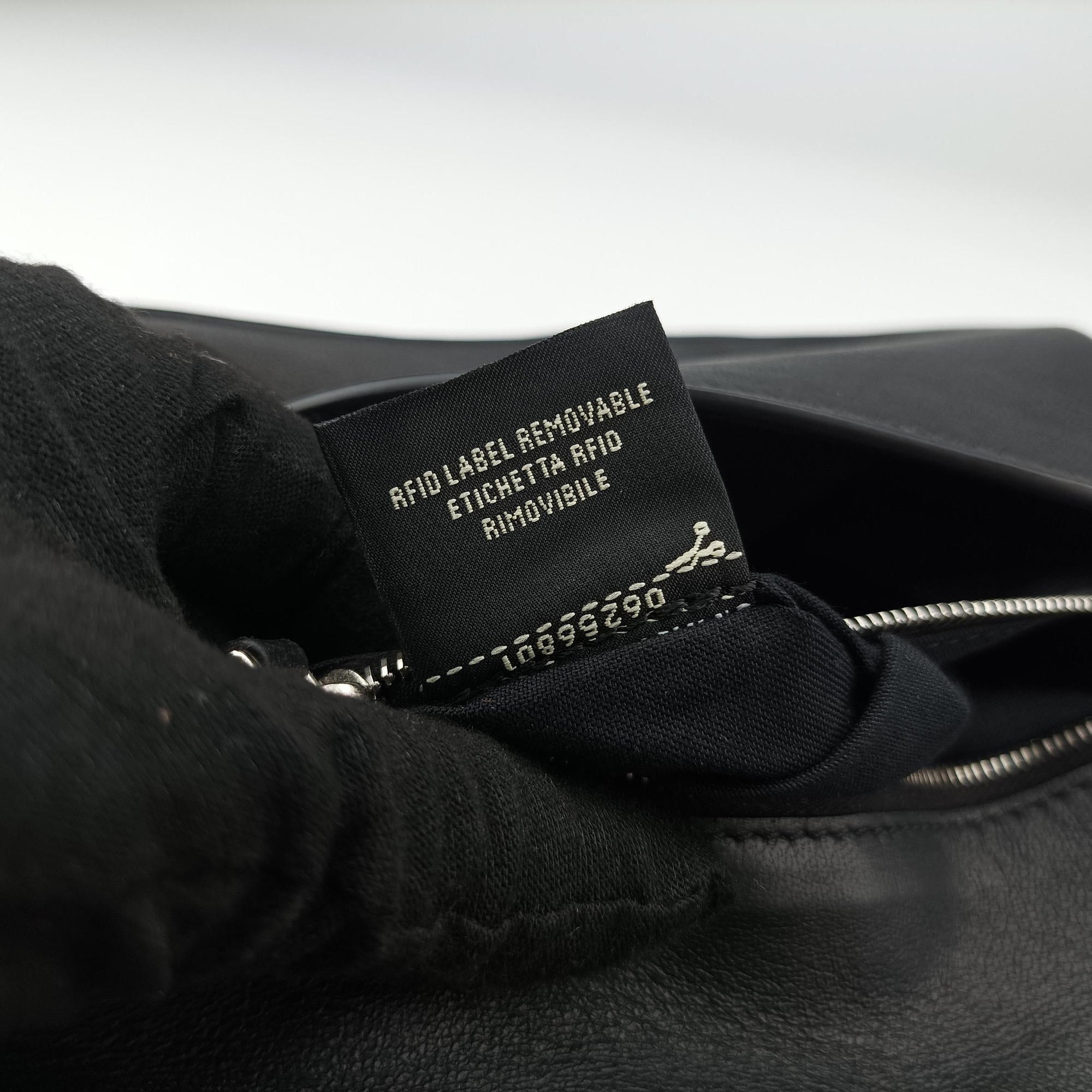 Pre-owned Fendi FF logo Black Leather 7M0299 shoulderbag | stylenewstar