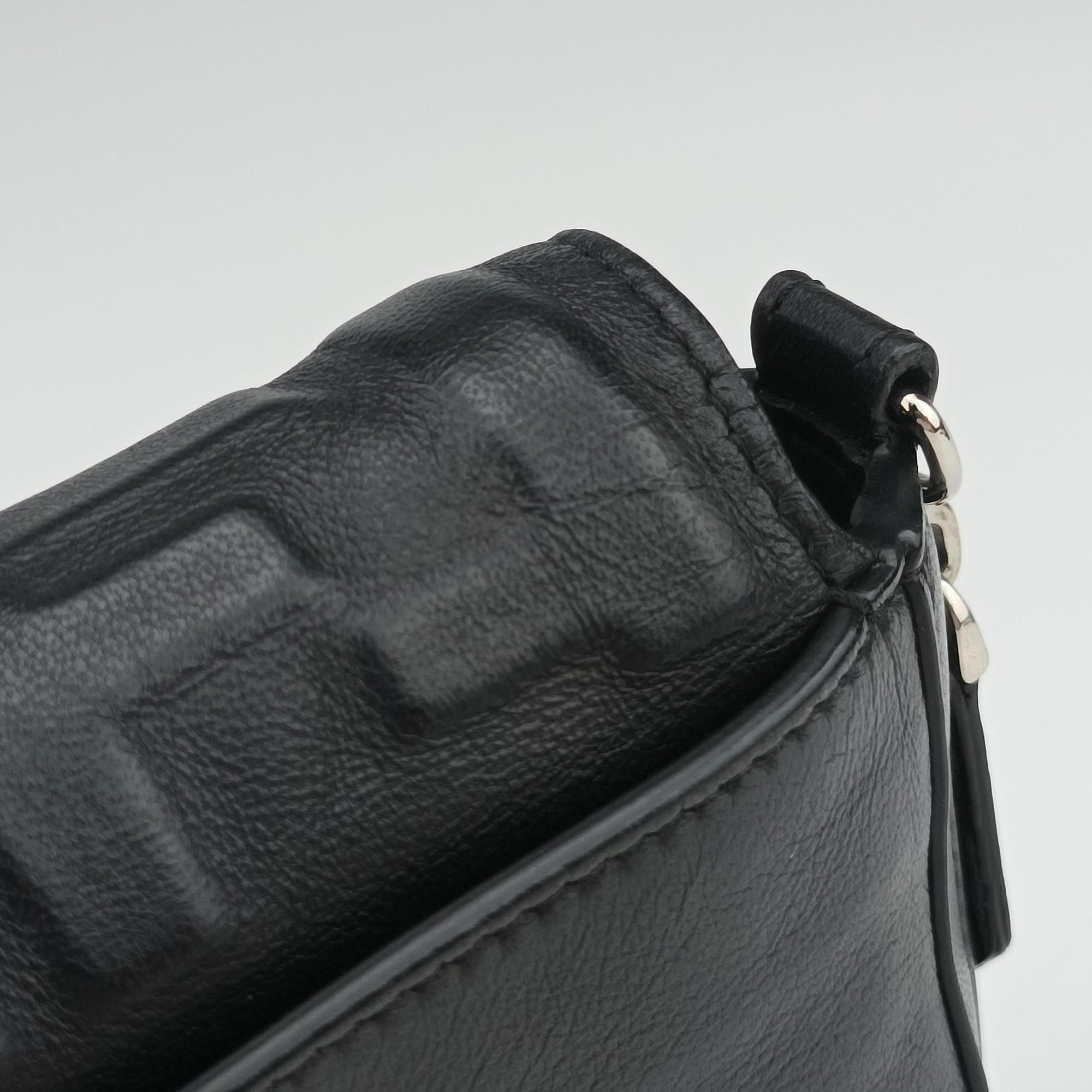 Pre-owned Fendi FF logo Black Leather 7M0299 shoulderbag | stylenewstar