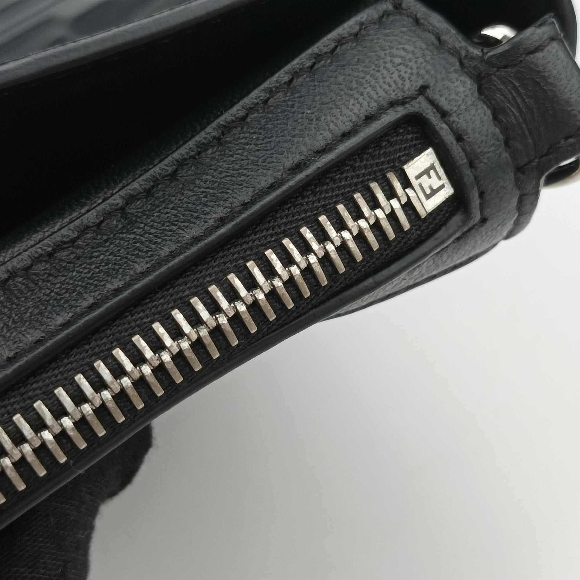 Pre-owned Fendi FF logo Black Leather 7M0299 shoulderbag | stylenewstar