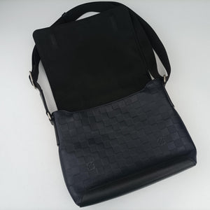 Pre-owned Louis Vuitton District PM Noir Damier Infini Leather N41033 shoulderbag | stylenewstar