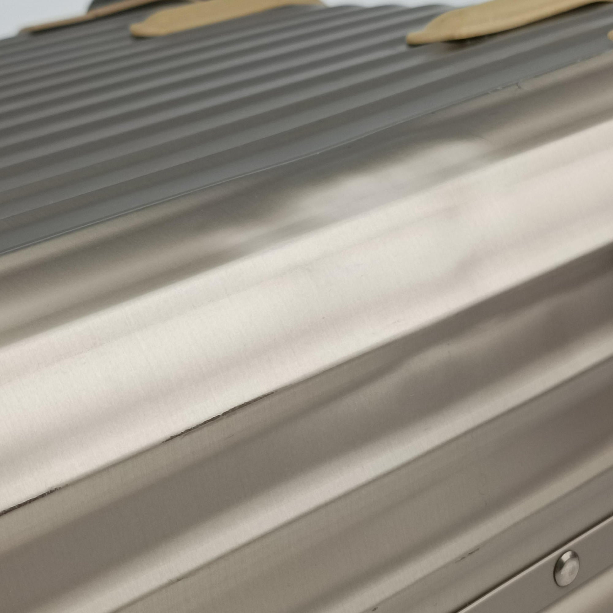 Pre-owned RIMOWA TOPAS Light Gold aluminum  suitcase | stylenewstar