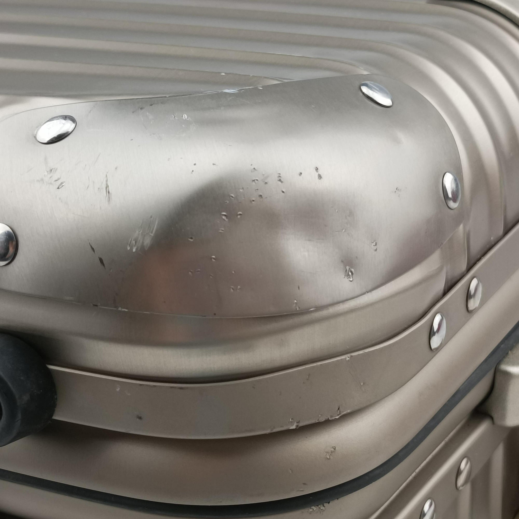 Pre-owned RIMOWA TOPAS Light Gold aluminum  suitcase | stylenewstar