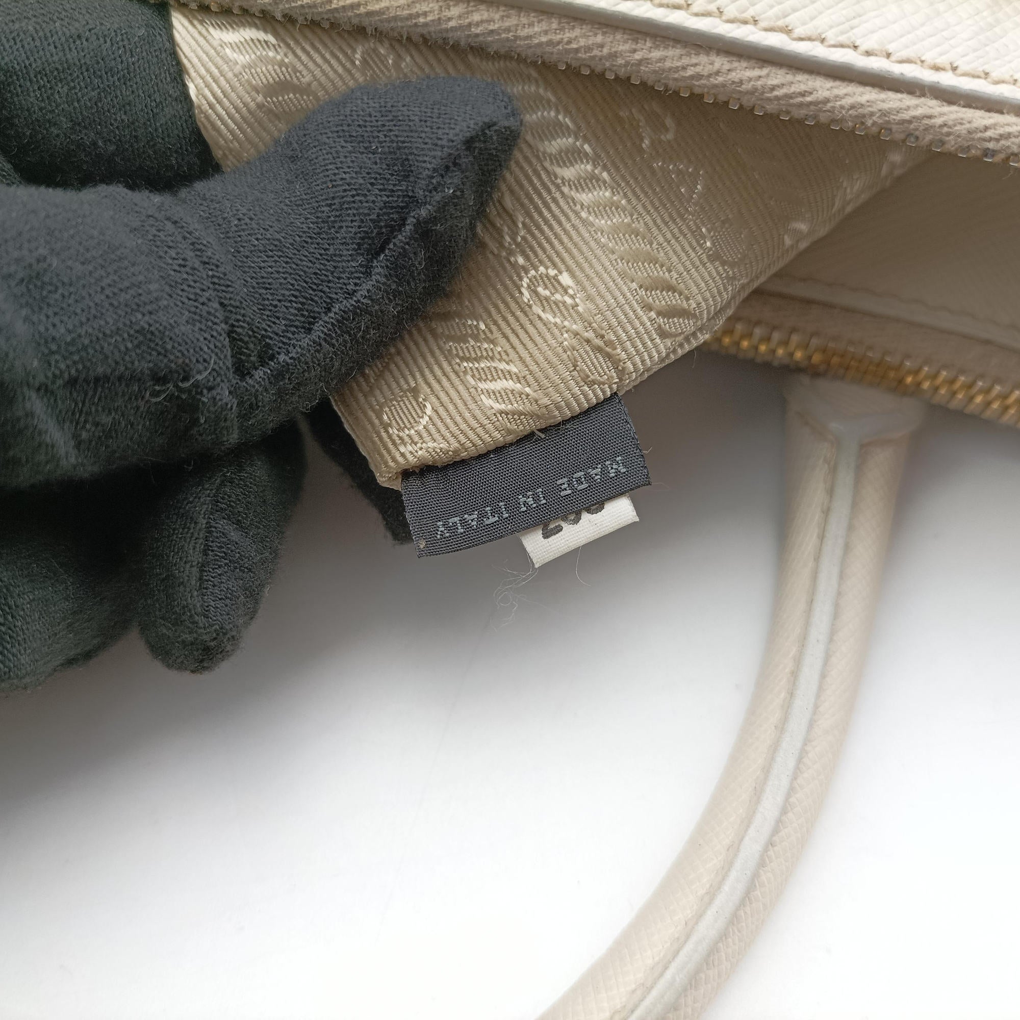Vintage Prada Galleria White SAFFIANO Leather BN1801 shoulderbag | stylenewstar