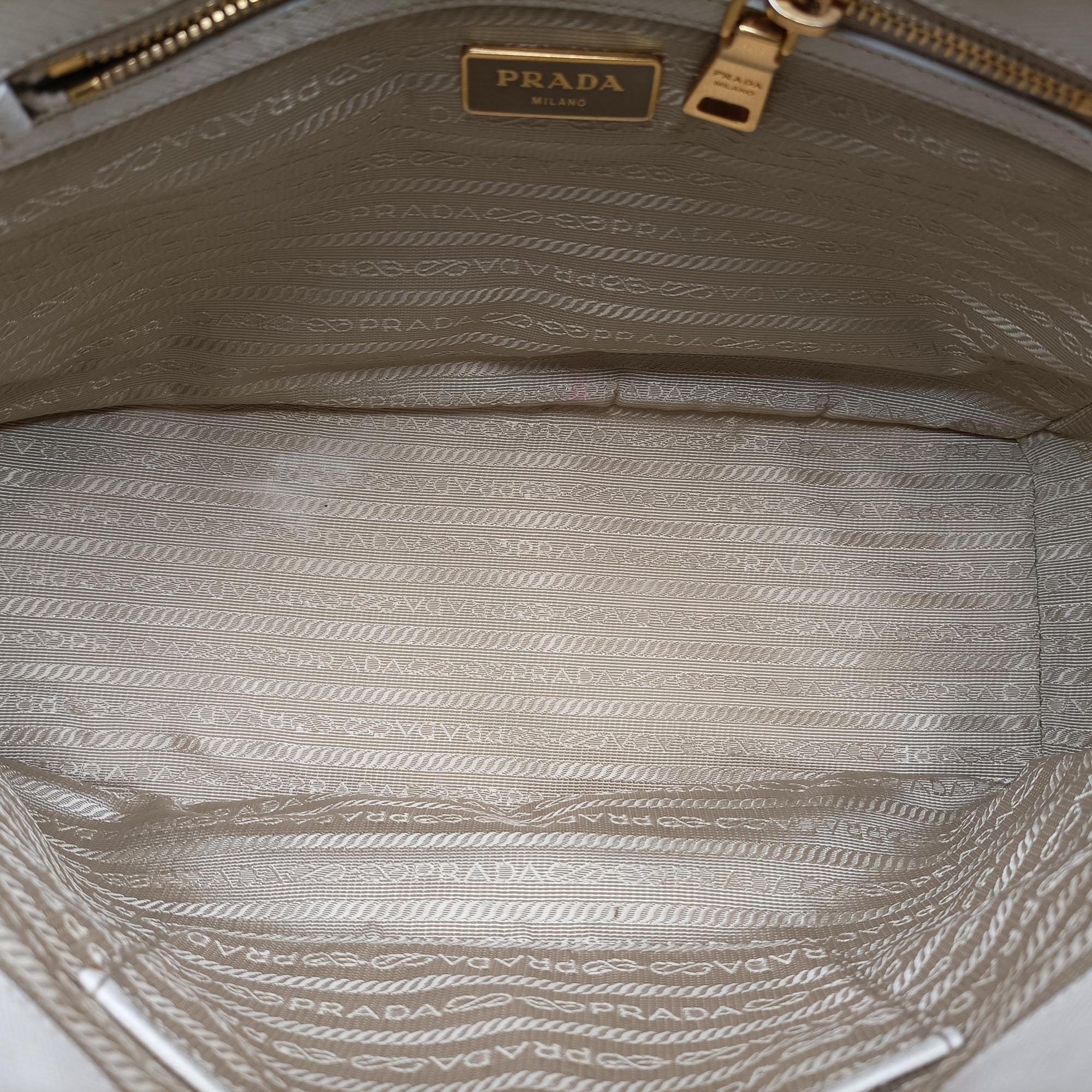 Vintage Prada Galleria White SAFFIANO Leather BN1801 shoulderbag | stylenewstar