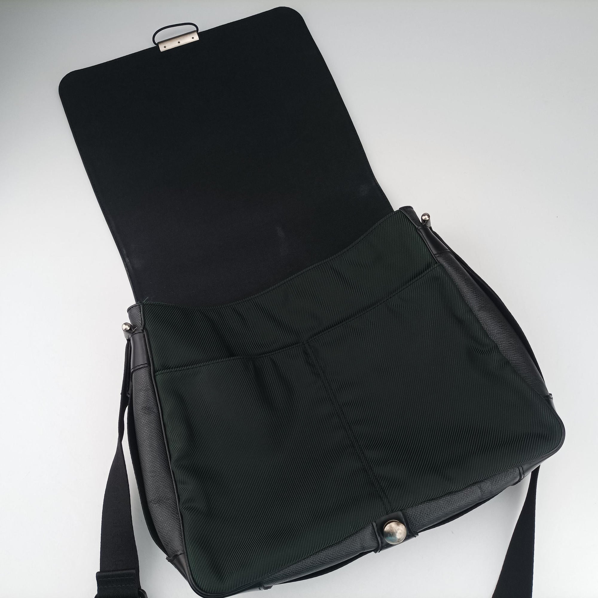 Secondhand Louis Vuitton Viktor Ardoise Taiga x canvas M30142 crossbodybag | stylenewstar