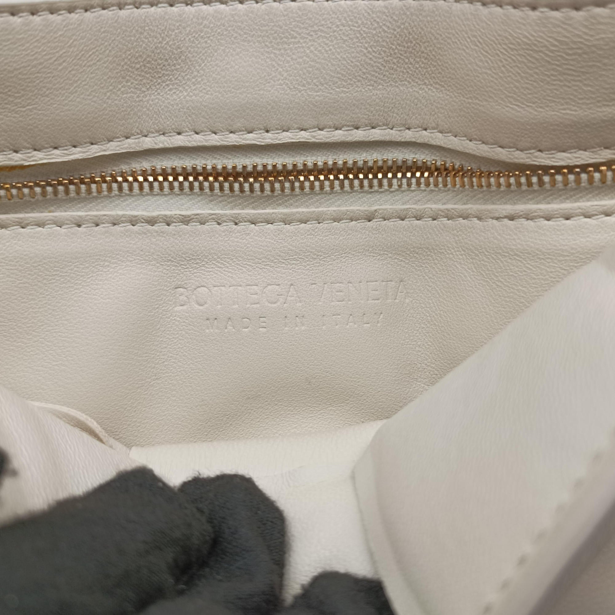 Vintage Bottega Veneta Padded CASSETTE White lambskin  shoulderbag | stylenewstar