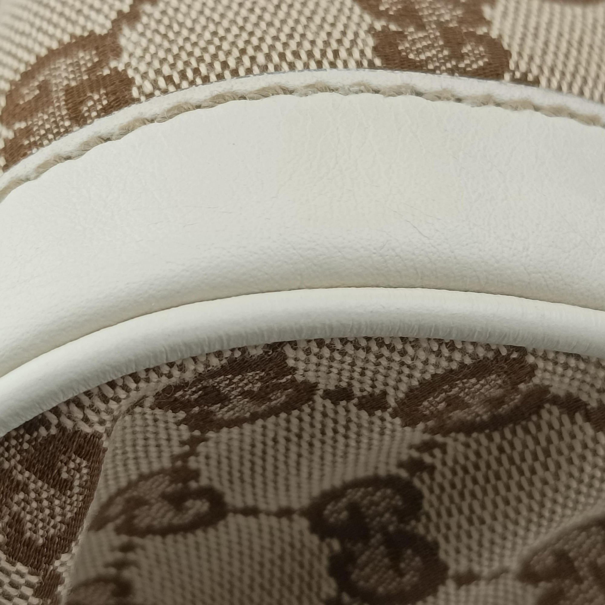 Pre-owned Gucci GG Pattern Trophy Beige × Ivory Leather×Canvas 189825 handbag | stylenewstar