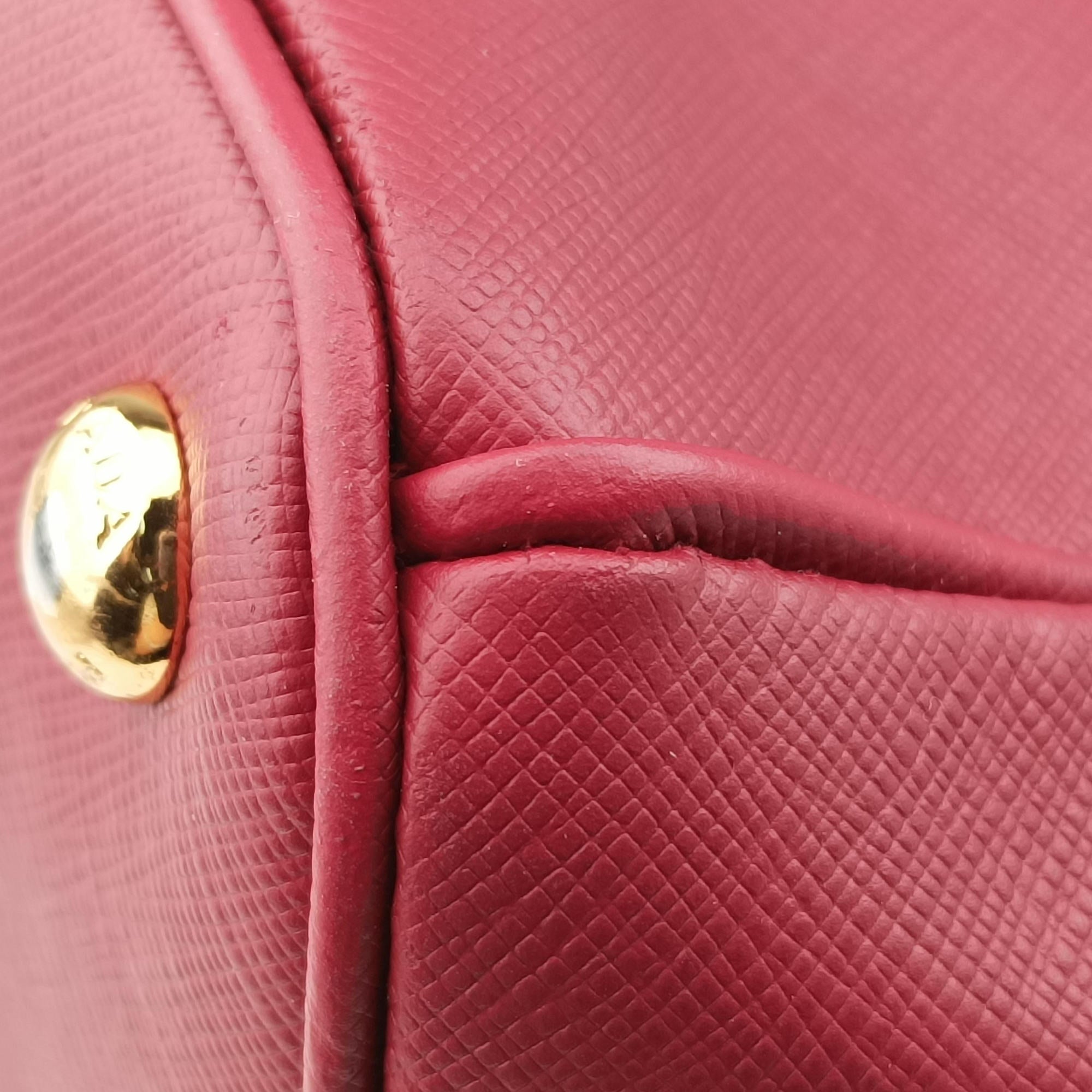 Vintage Prada Galleria Front Pocket Red SAFFIANO Leather BN2674 shoulderbag | stylenewstar