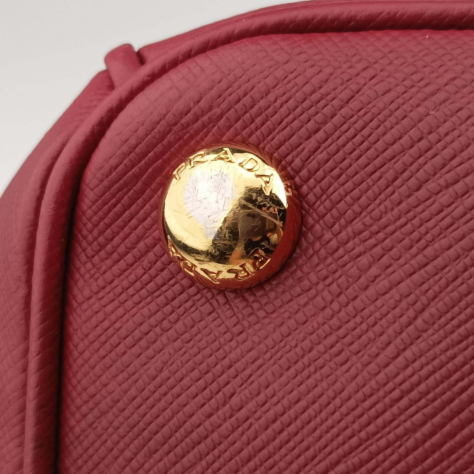 Vintage Prada Galleria Front Pocket Red SAFFIANO Leather BN2674 shoulderbag | stylenewstar