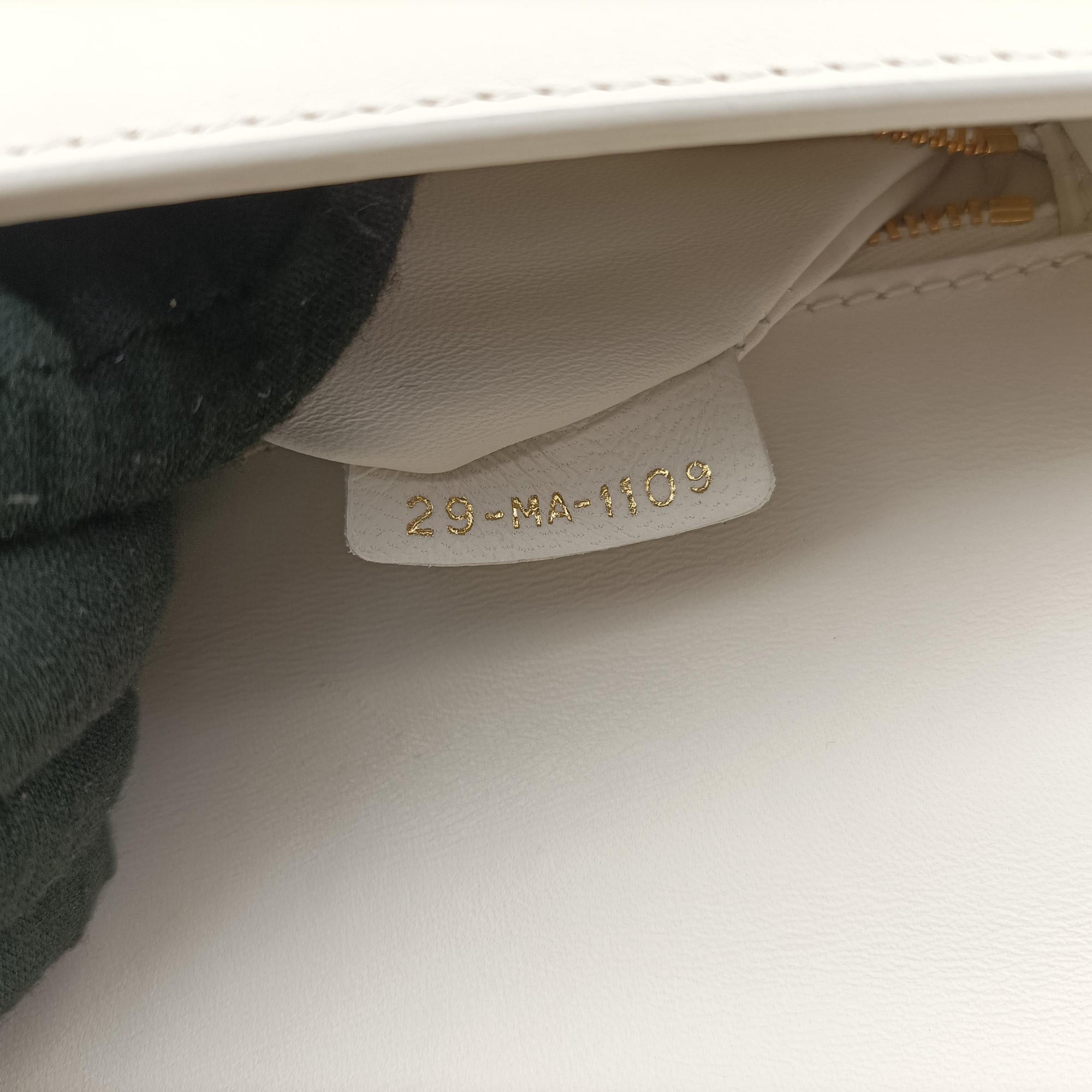 Pre-owned Christian Dior 30 Montaigne White leather  shoulderbag | stylenewstar