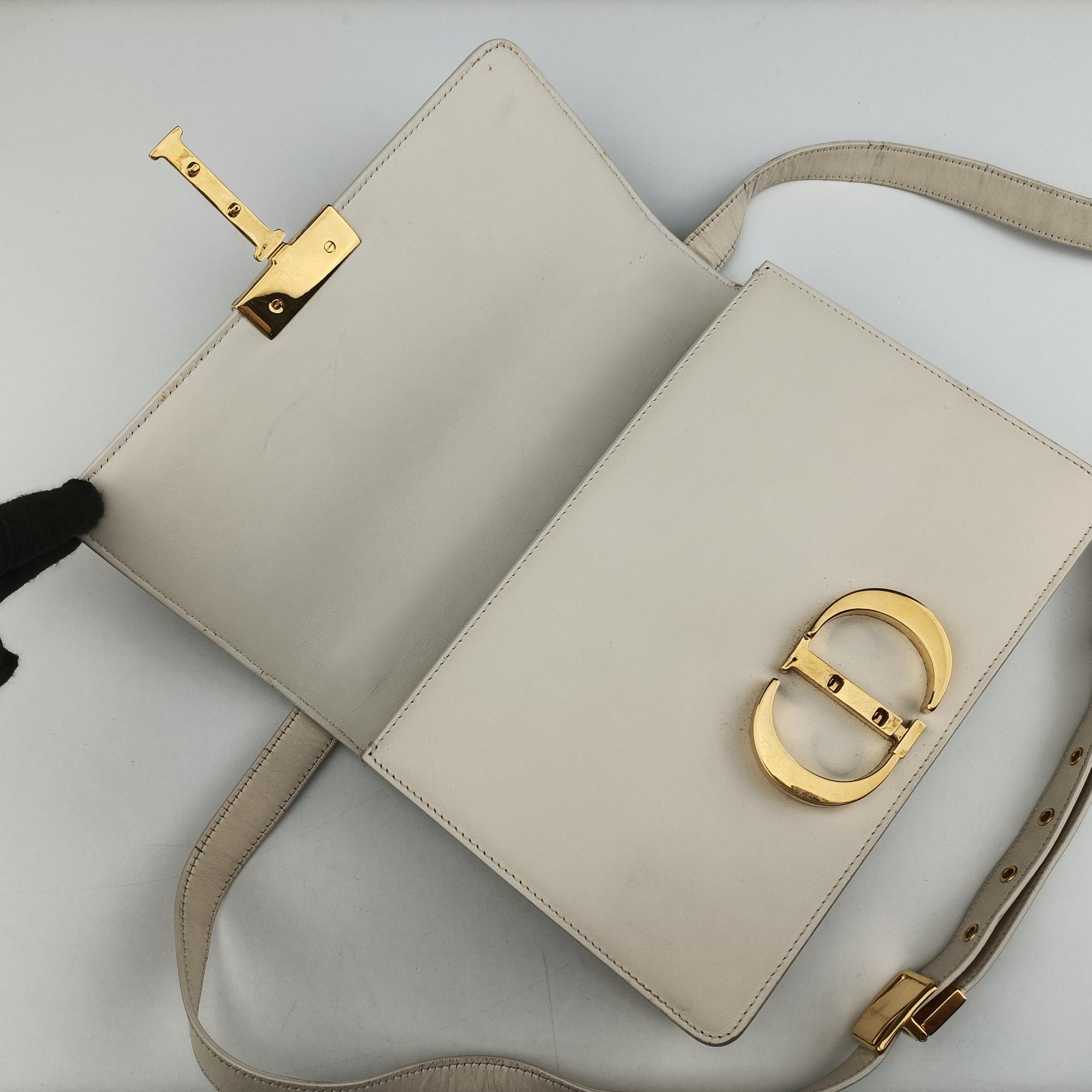 Pre-owned Christian Dior 30 Montaigne White leather  shoulderbag | stylenewstar